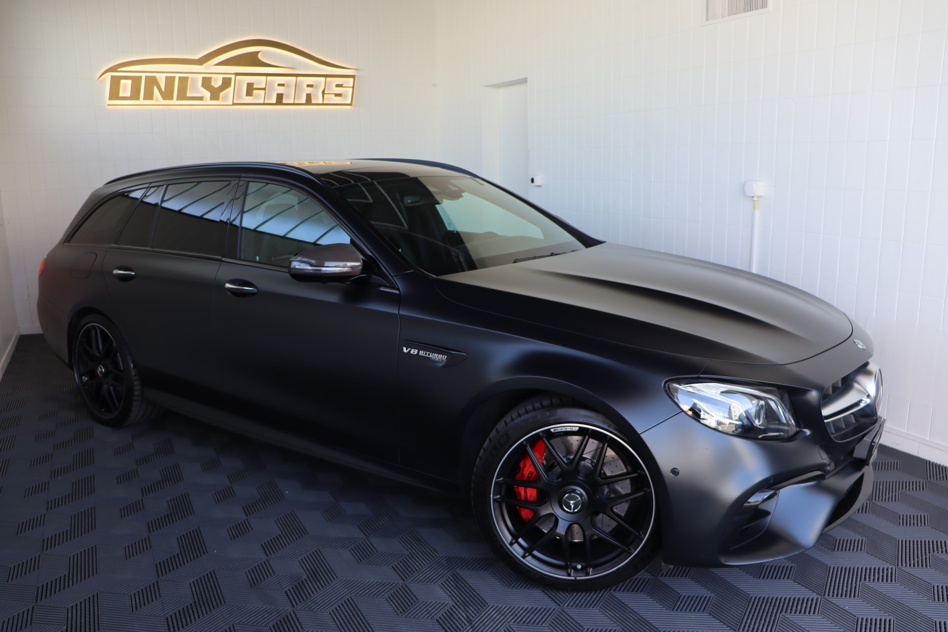 MERCEDES-BENZ E 63 AMG S EDITION 1 4 MATIC 9G-TRONIC-showroom-element-2