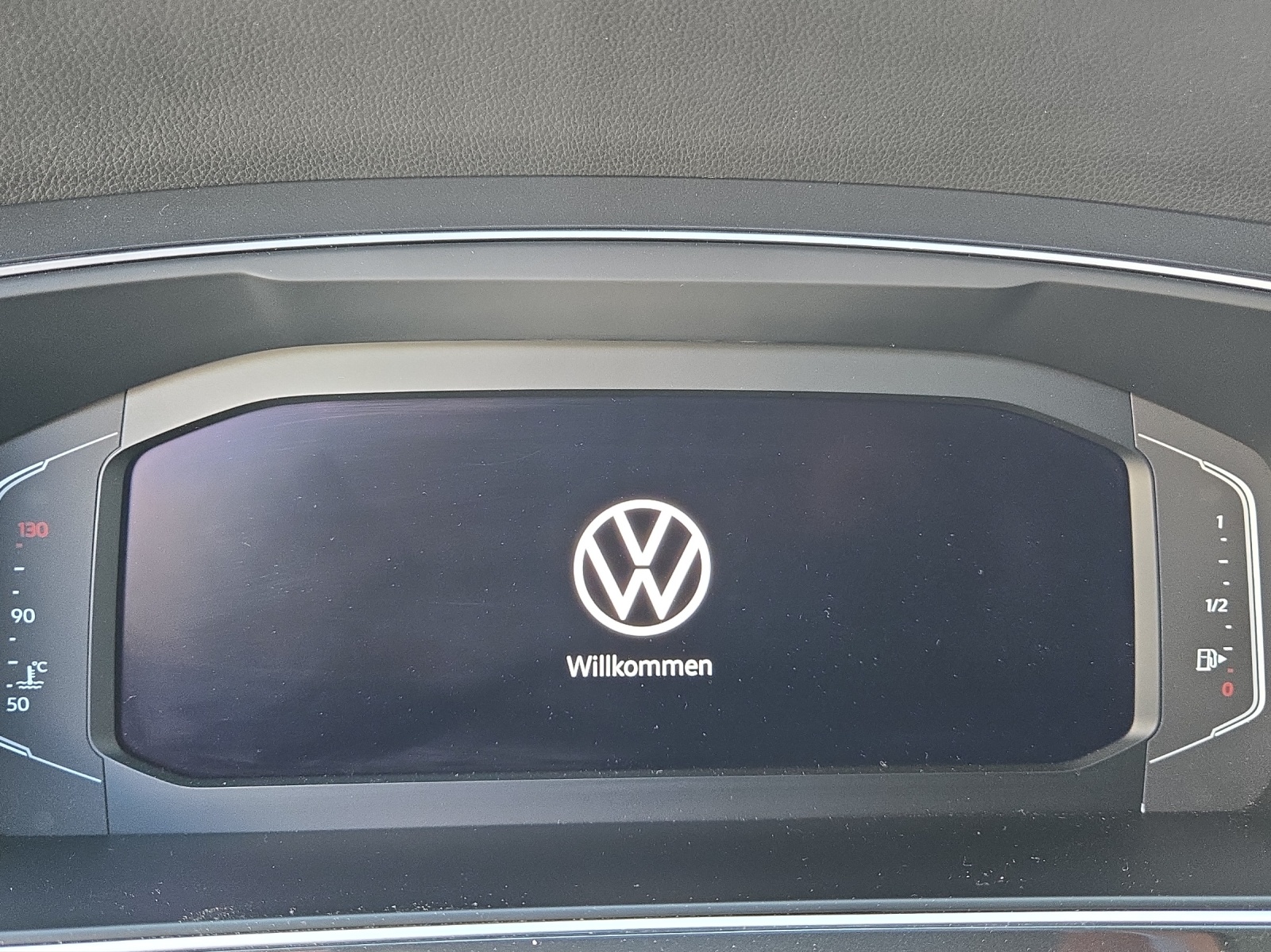 VW Tiguan 2.0TSI R 4Motion DSG-image-10