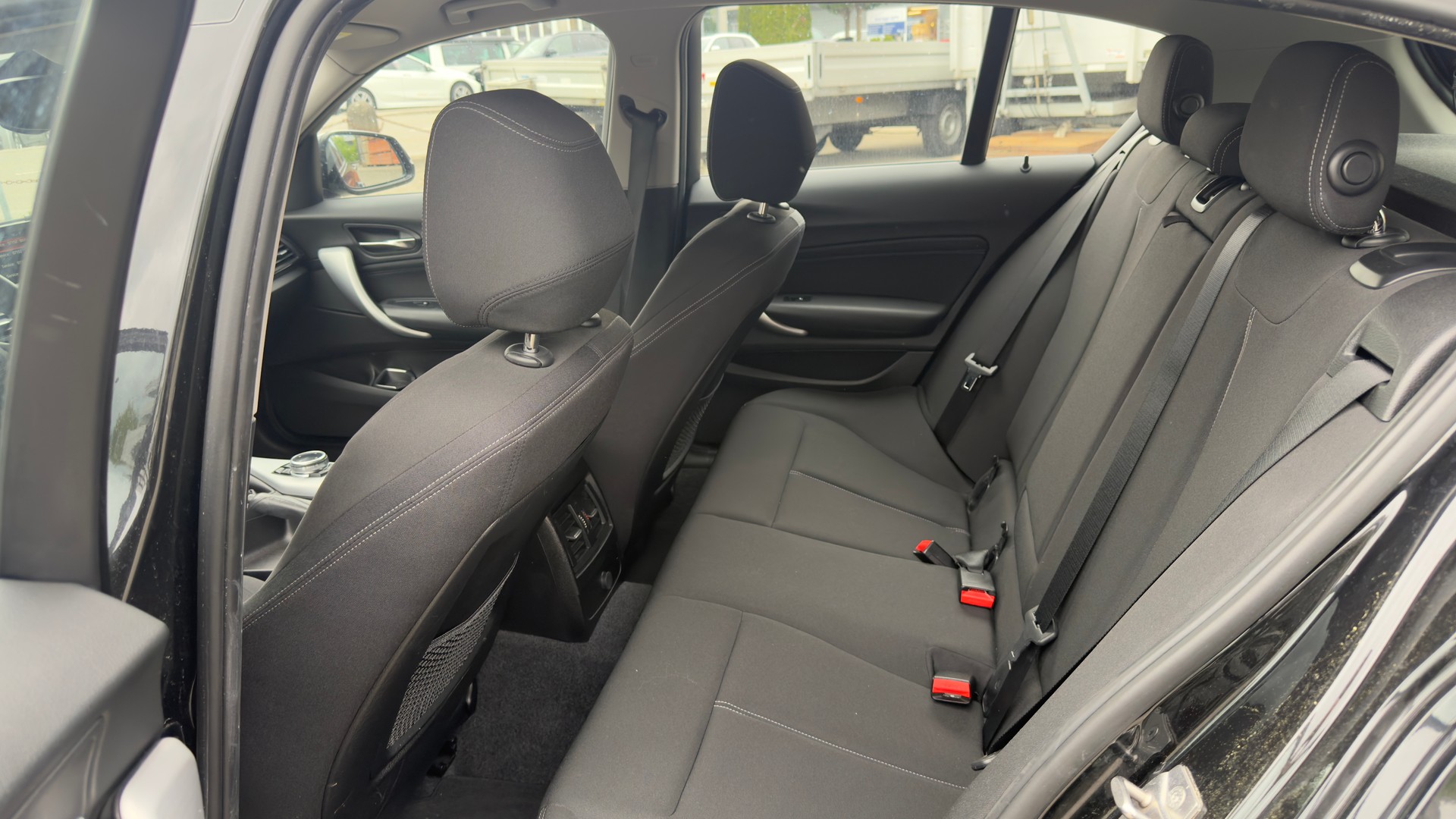 BMW 118i Sport Line-image-17