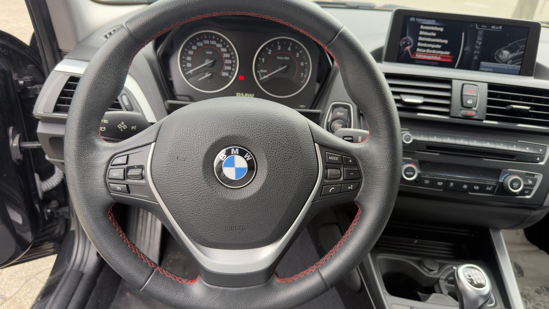 BMW 118i Sport Line-image-9