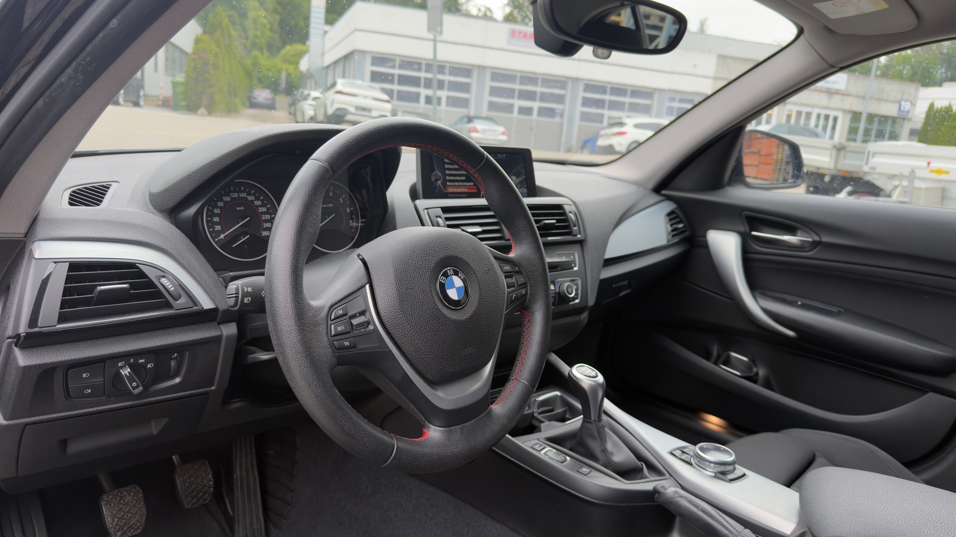 BMW 118i Sport Line-image-8