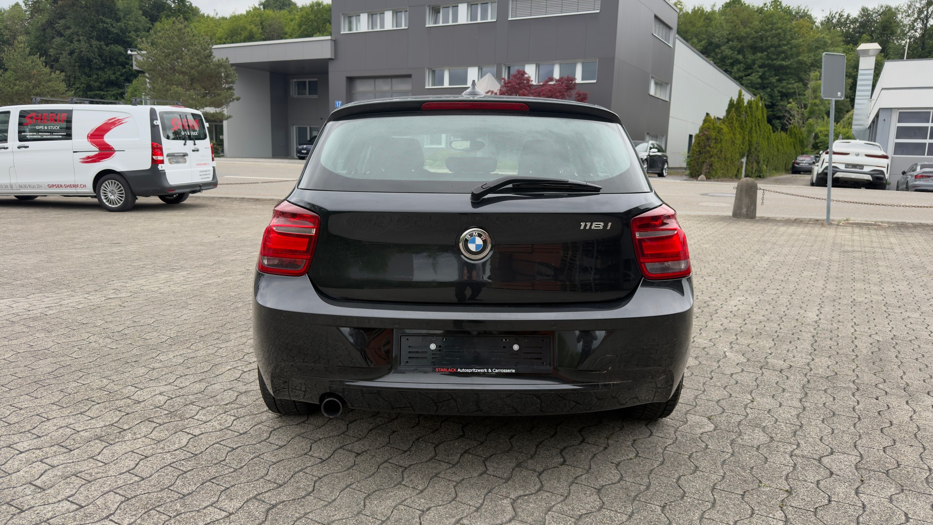 BMW 118i Sport Line-showroom-element-3