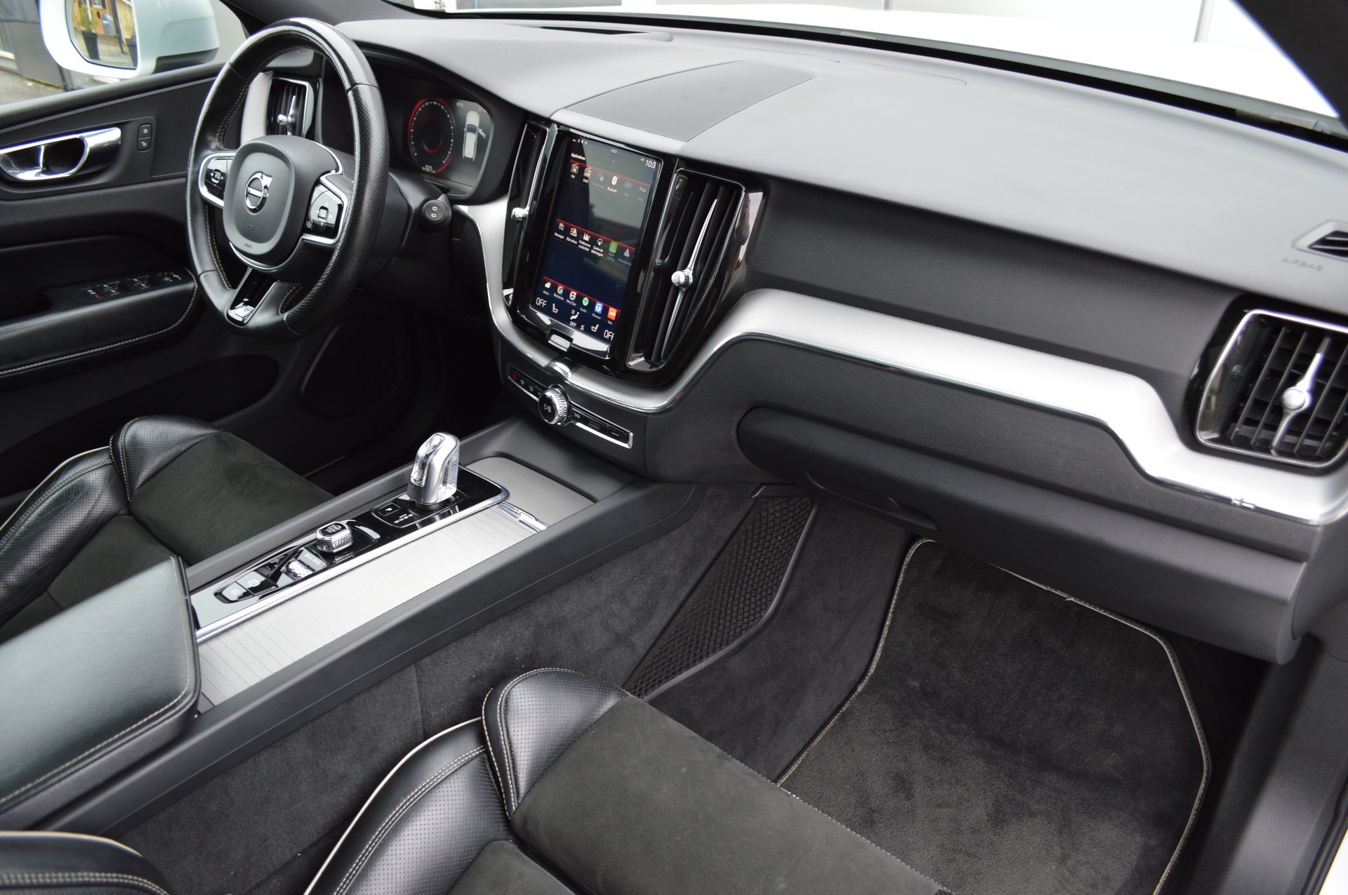 VOLVO XC60 T8 eAWD R-Design Geartronic-image-15