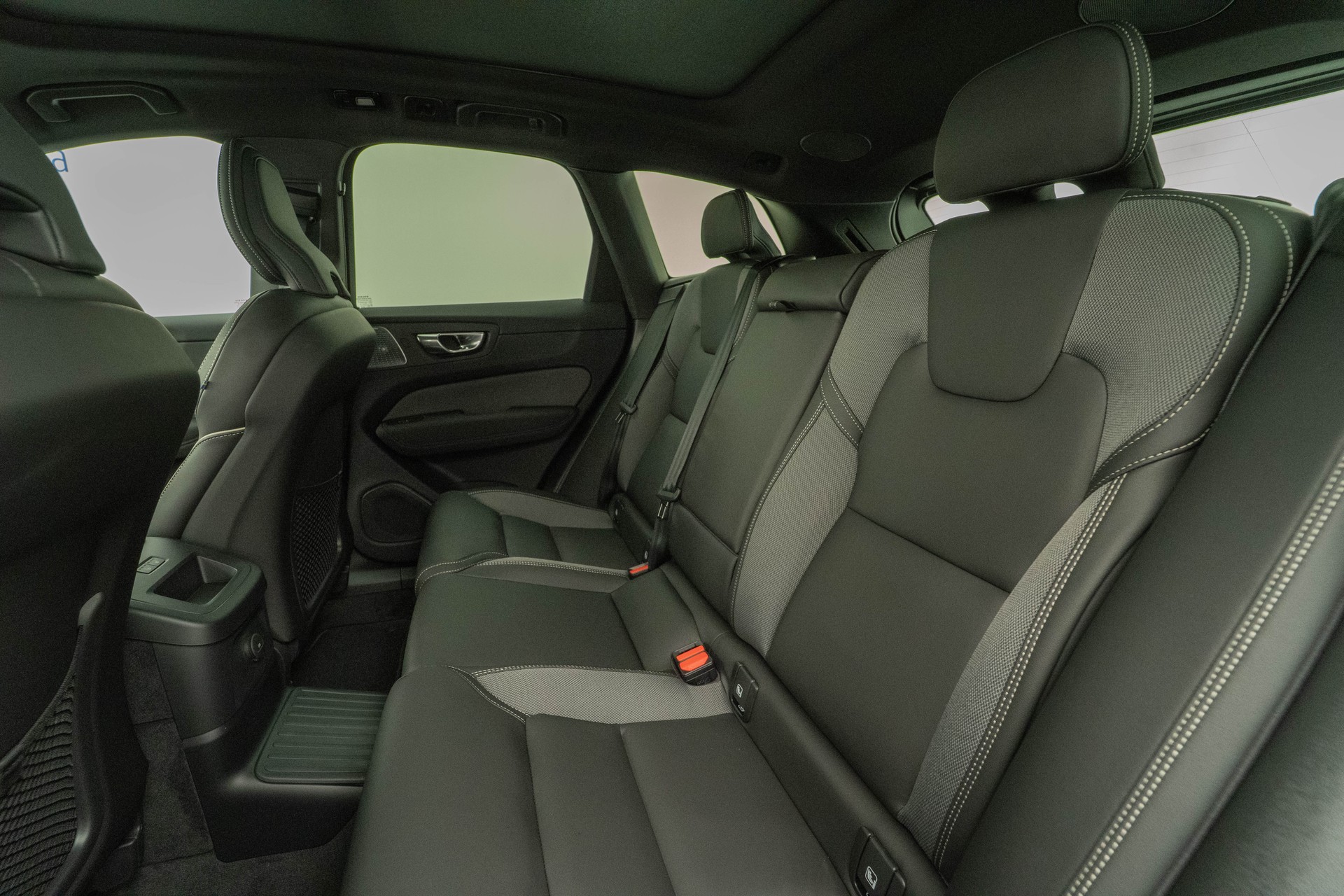 VOLVO XC60 2.0 T8 TE Black Edition eAWD-image-8