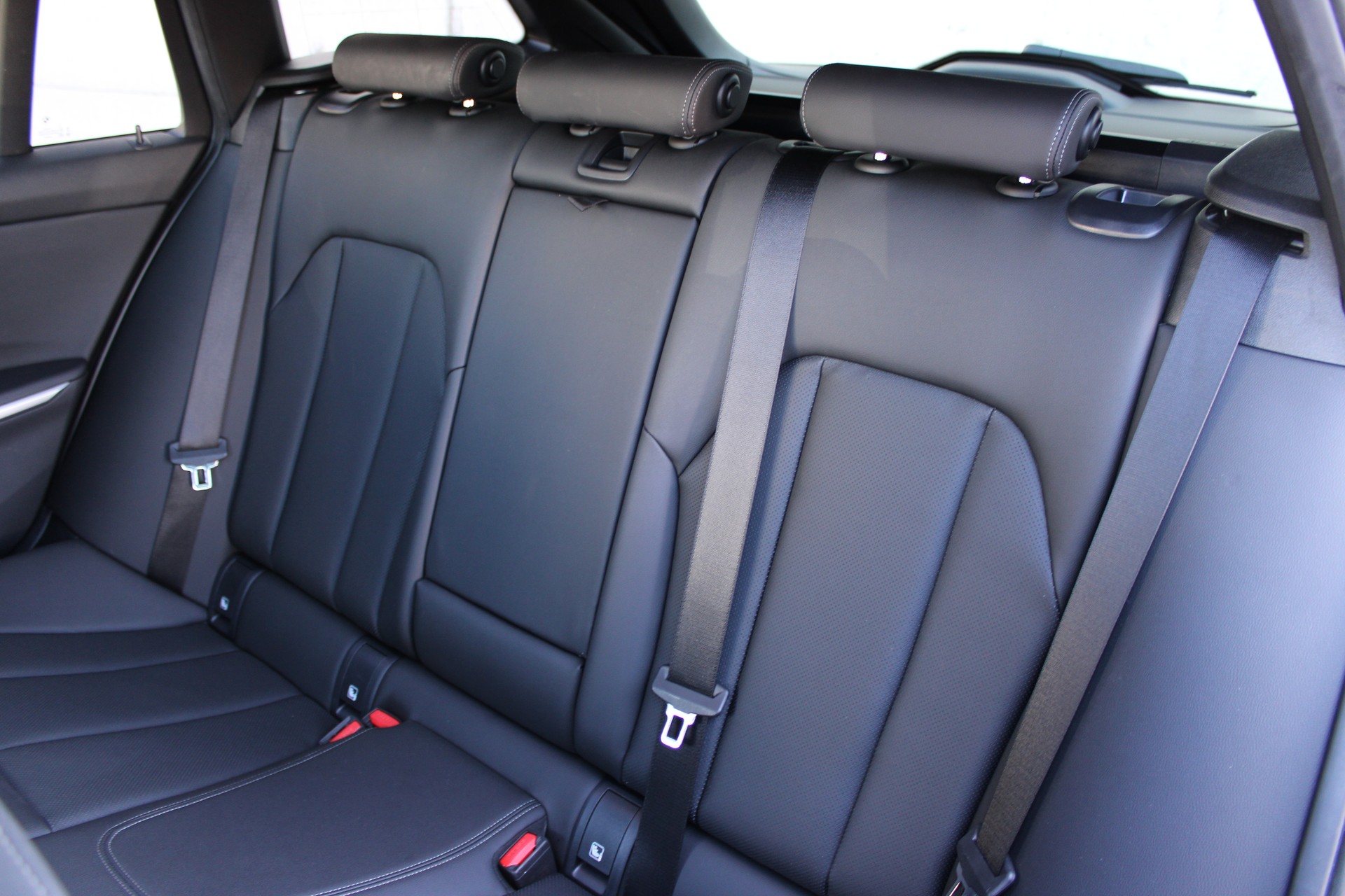 BMW 330d xDrive 48V Touring-image-11