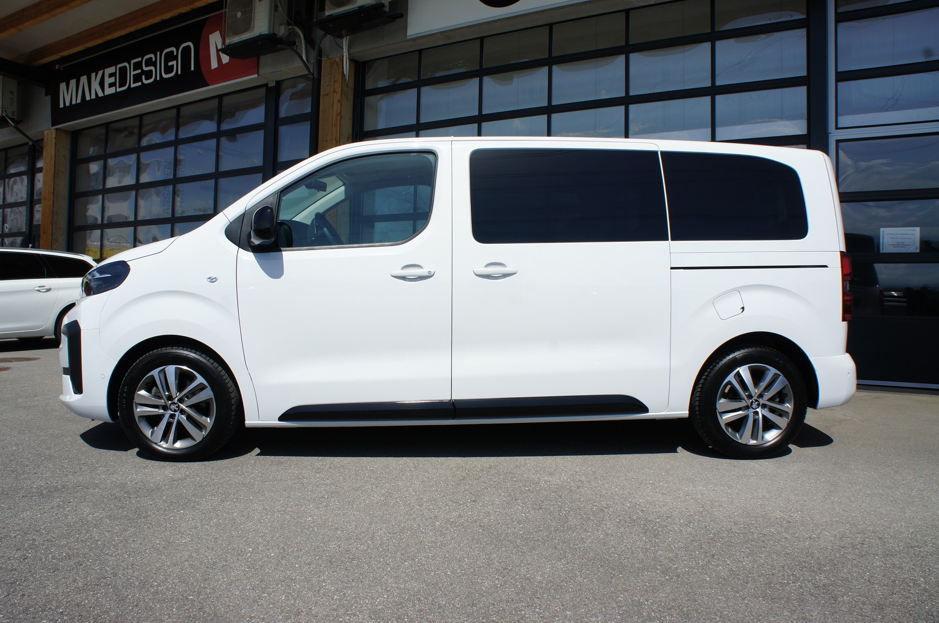 PEUGEOT Traveller 2.0 BlueHDi Business Standard EAT8-showroom-element-1