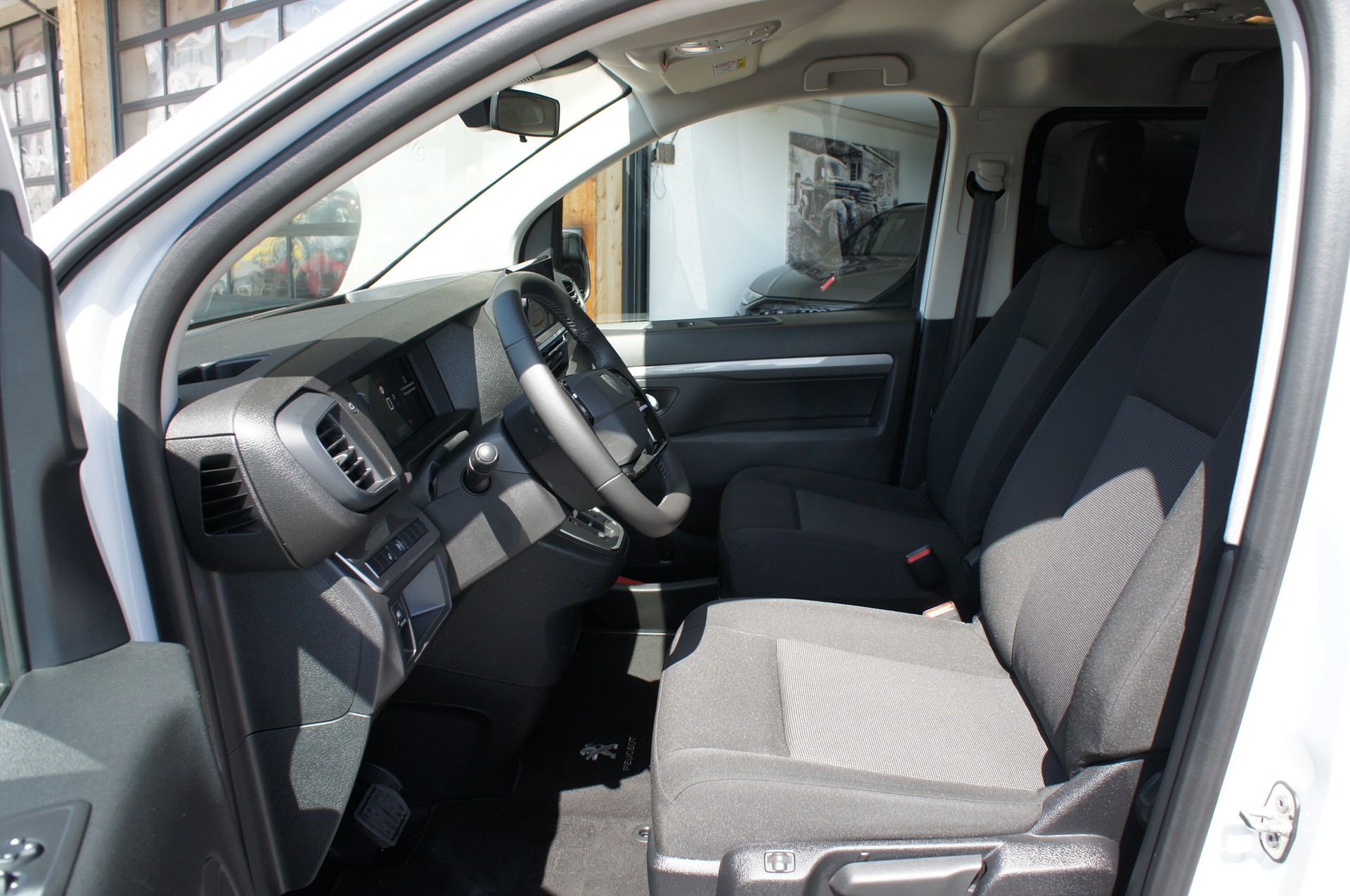 PEUGEOT Traveller 2.0 BlueHDi Business Standard EAT8-image-15