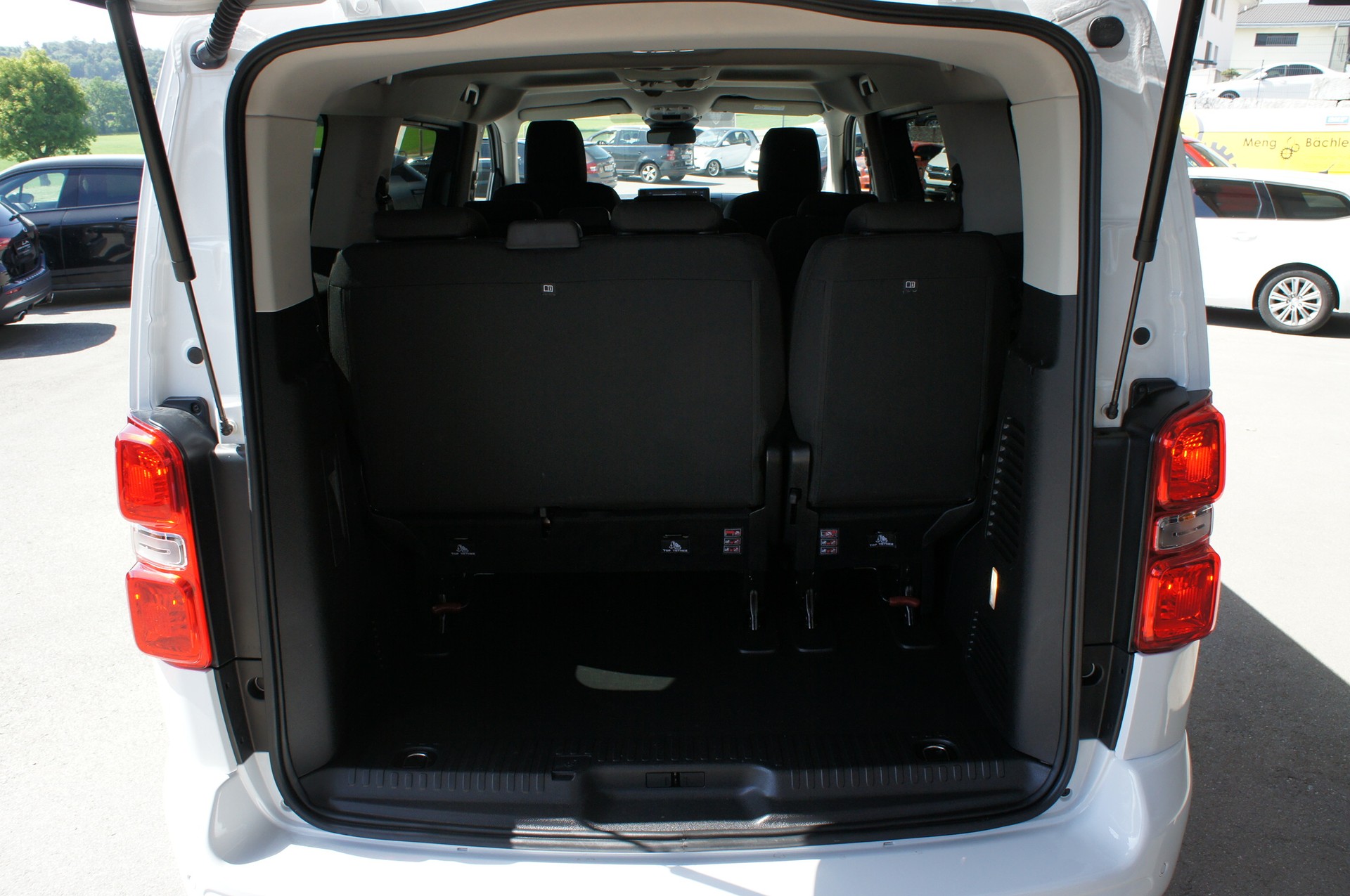 PEUGEOT Traveller 2.0 BlueHDi Business Standard EAT8-image-12