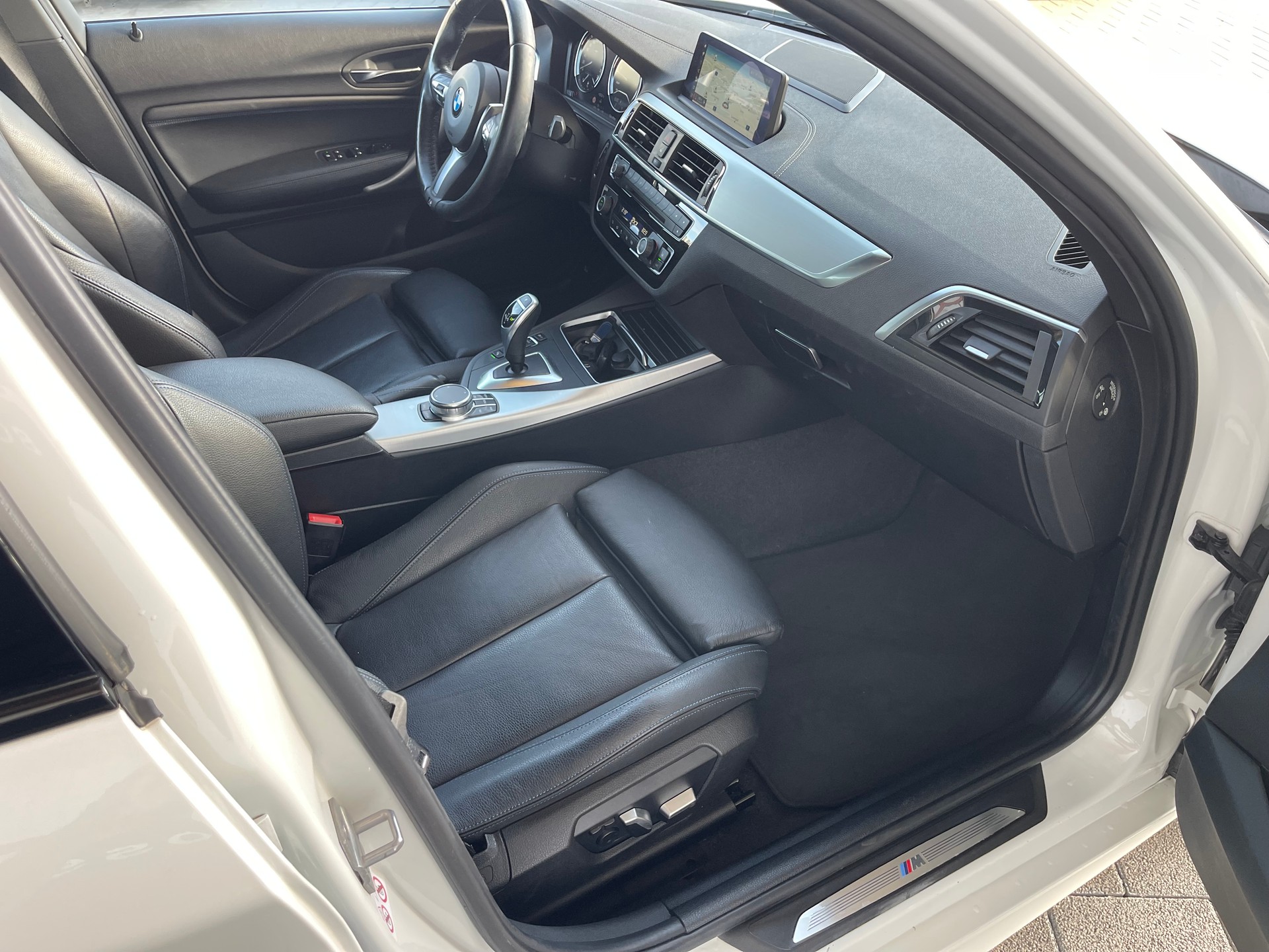 BMW 120i Edition M Sport Steptronic-image-12