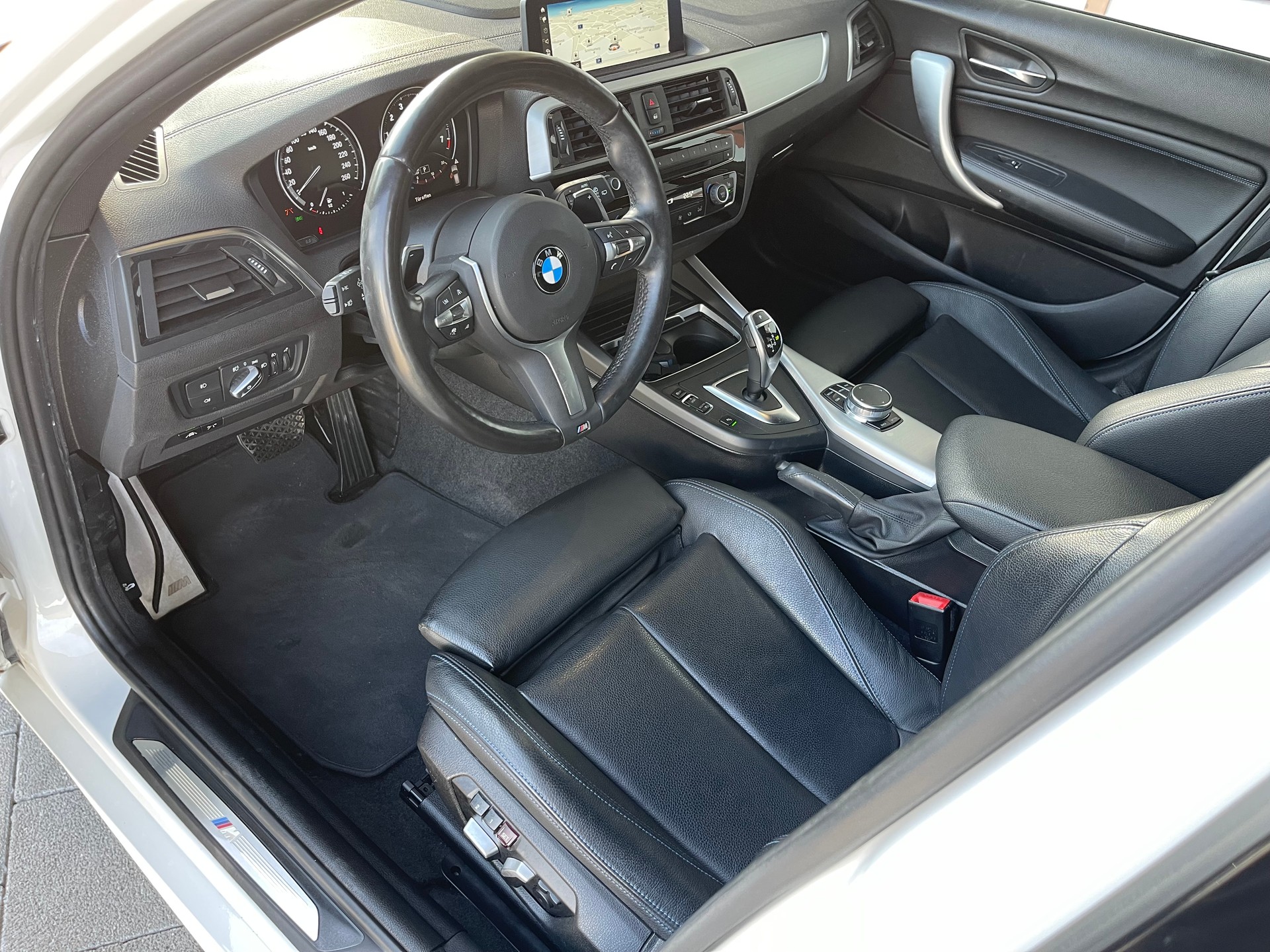 BMW 120i Edition M Sport Steptronic-image-11