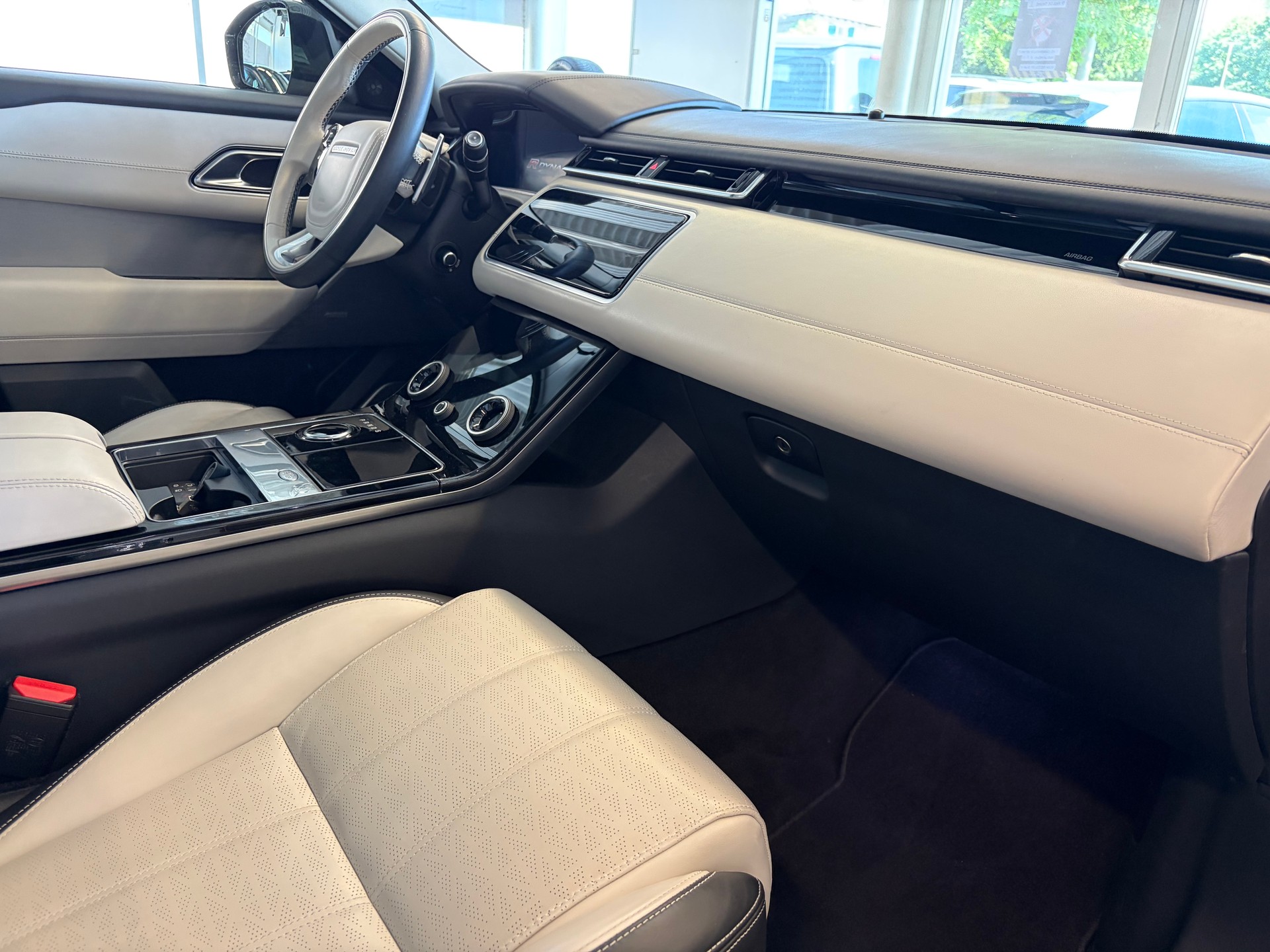LAND ROVER Range Rover Velar R-Dynamic P 300 HSE | CH Fahrzeug | Panorama | Oyster | Luftfederung | Lückenlos Service |-image-30