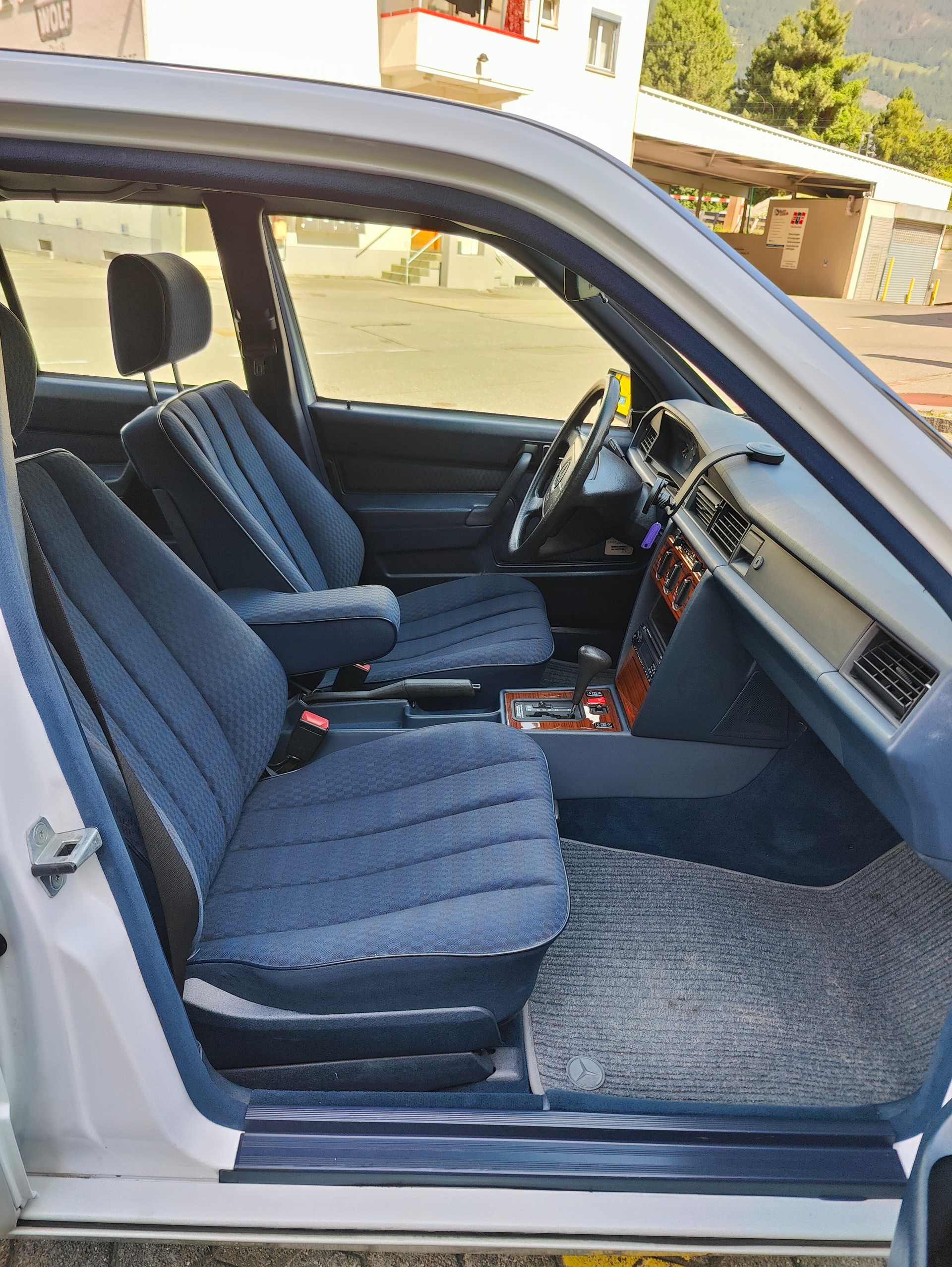 MERCEDES-BENZ 190 E 2.6-image-10