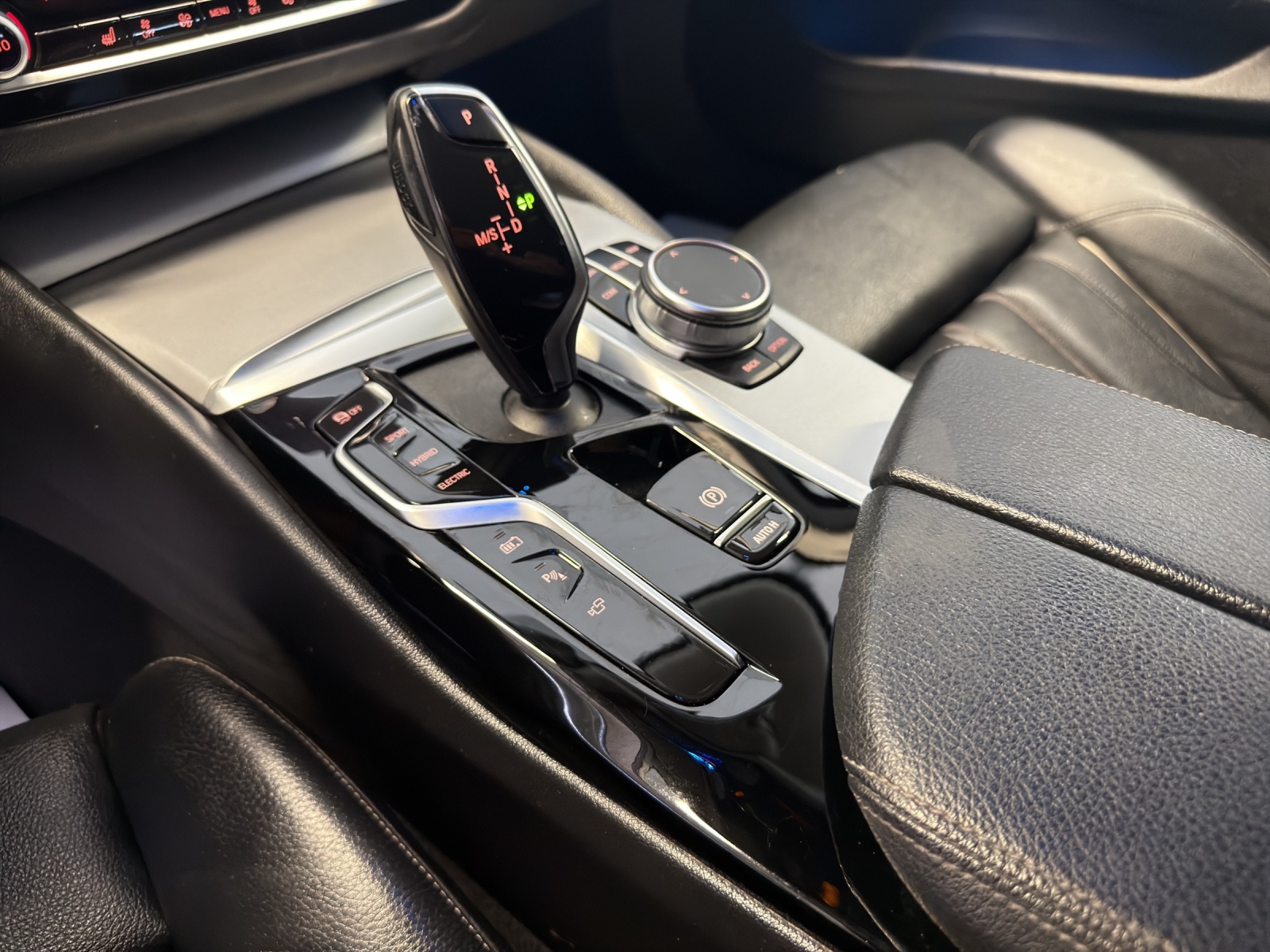 BMW 530e xDrive Touring Steptronic-image-11