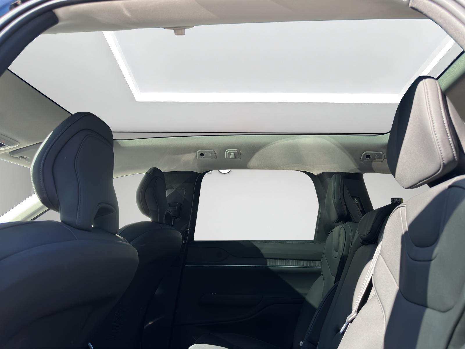VOLVO EX90 Twin Core AWD-image-10