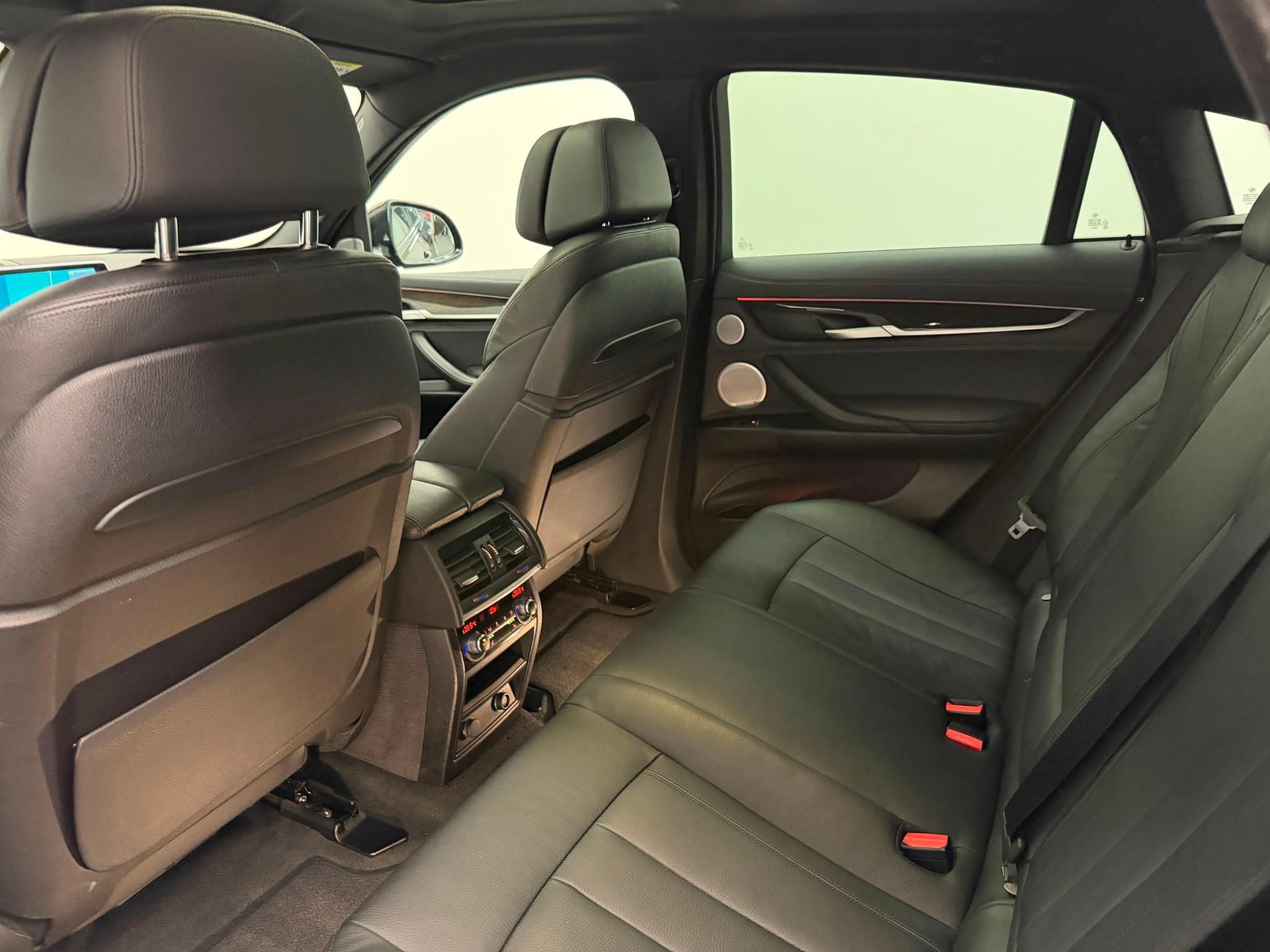 BMW X6 50i xDrive-image-11