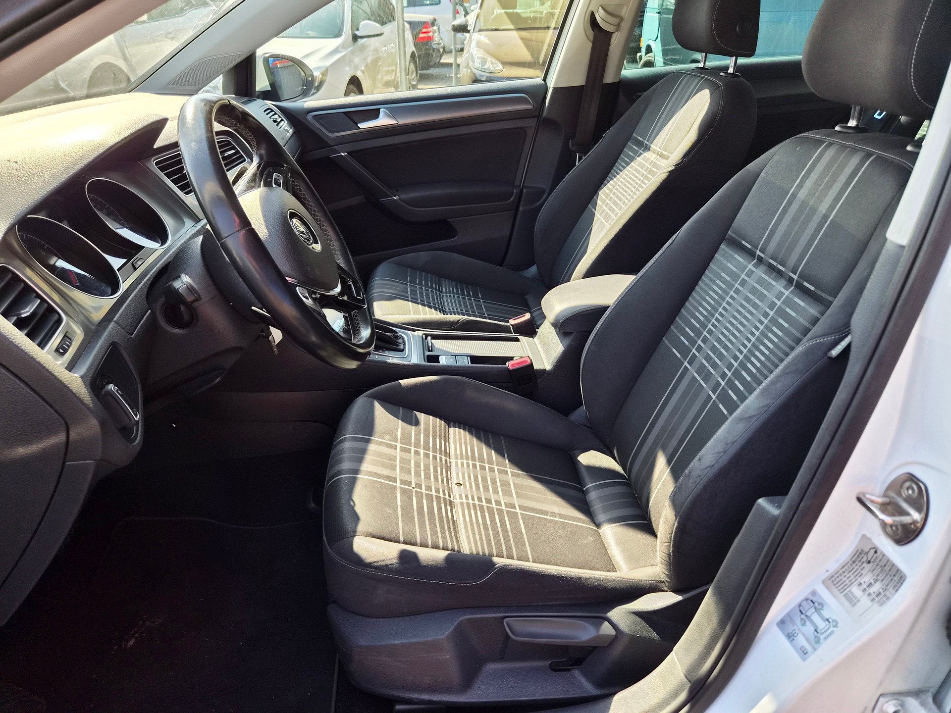 VW Golf 1.4 TSI Lounge-image-8