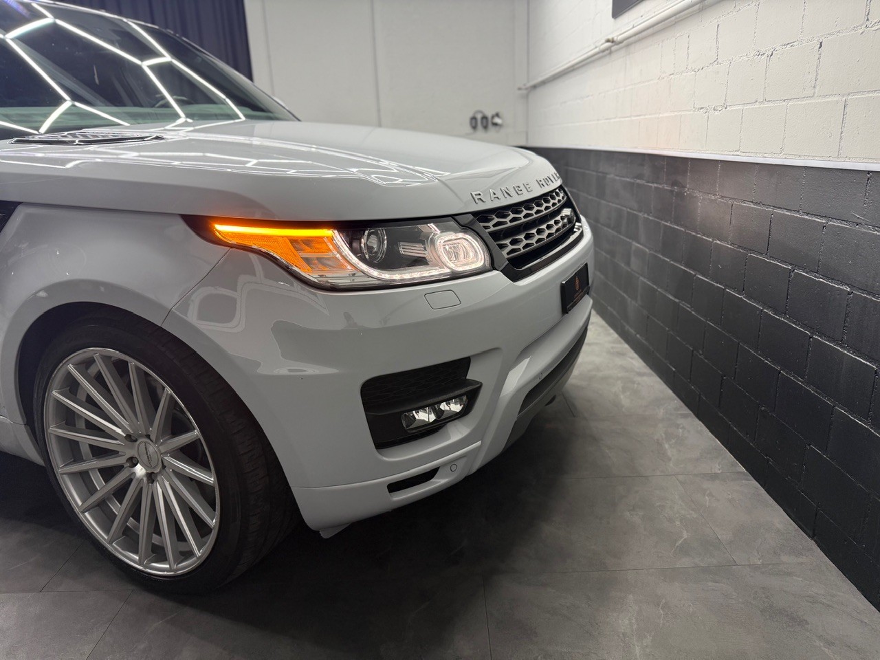 LAND ROVER Range Rover Sport 3.0 SDV6 | AHK 3‘500KG | 22‘‘ Vossen | Luftfahrwerk-image-9
