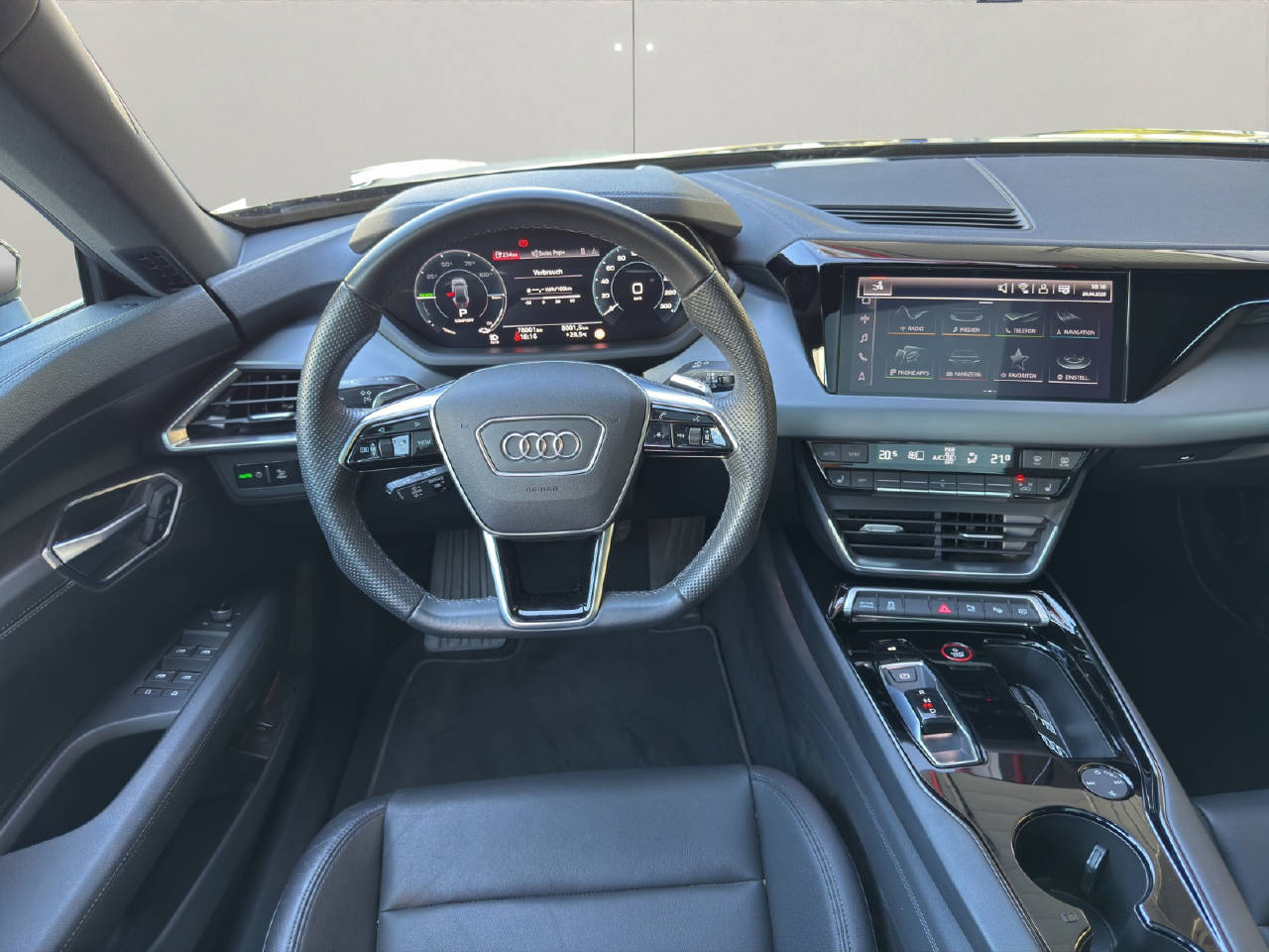 AUDI e-tron GT quattro-image-4