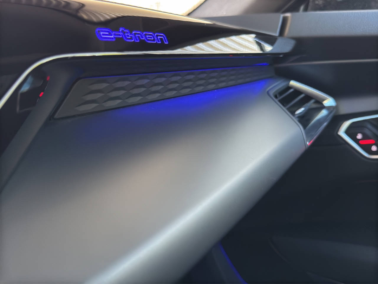 AUDI e-tron GT quattro-image-7