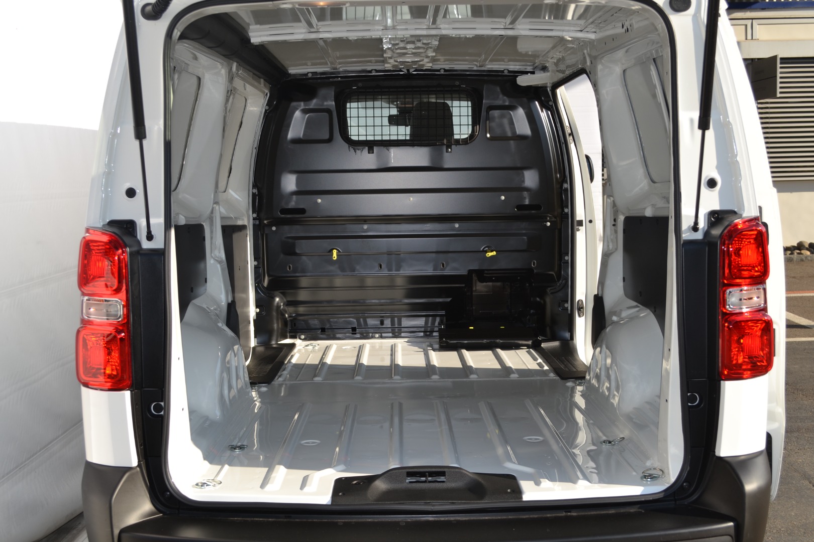 PEUGEOT Expert 50 KWh Premium Long-image-6