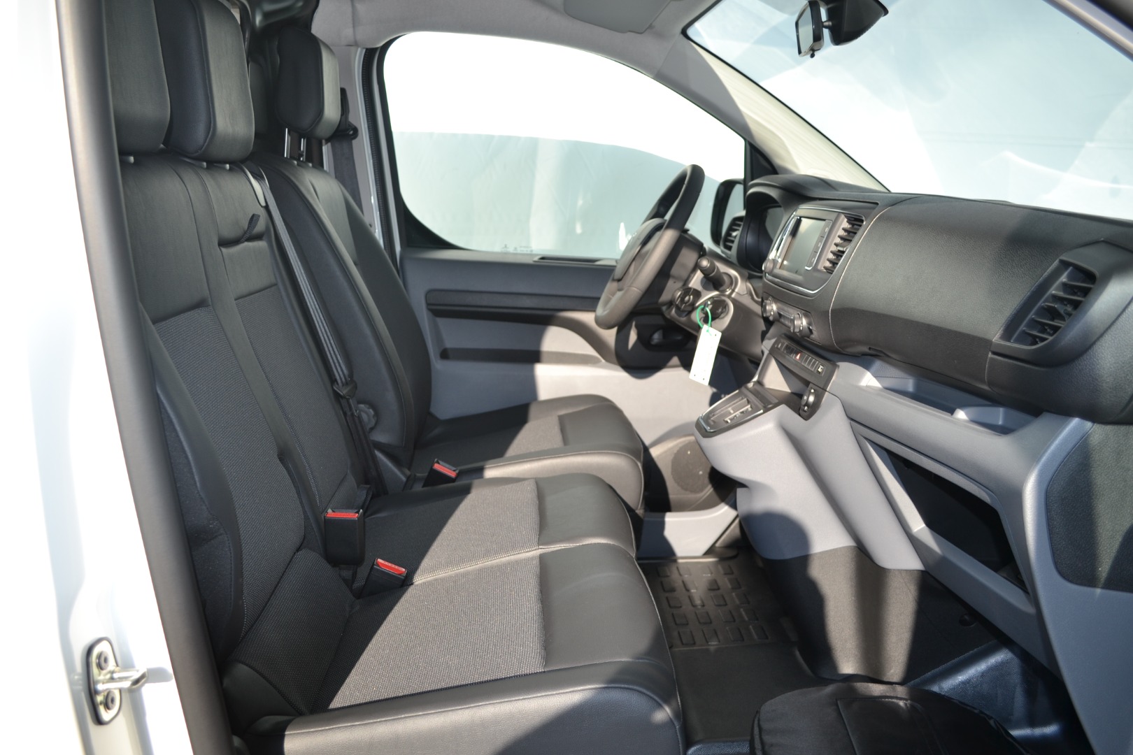 PEUGEOT Expert 50 KWh Premium Long-image-7