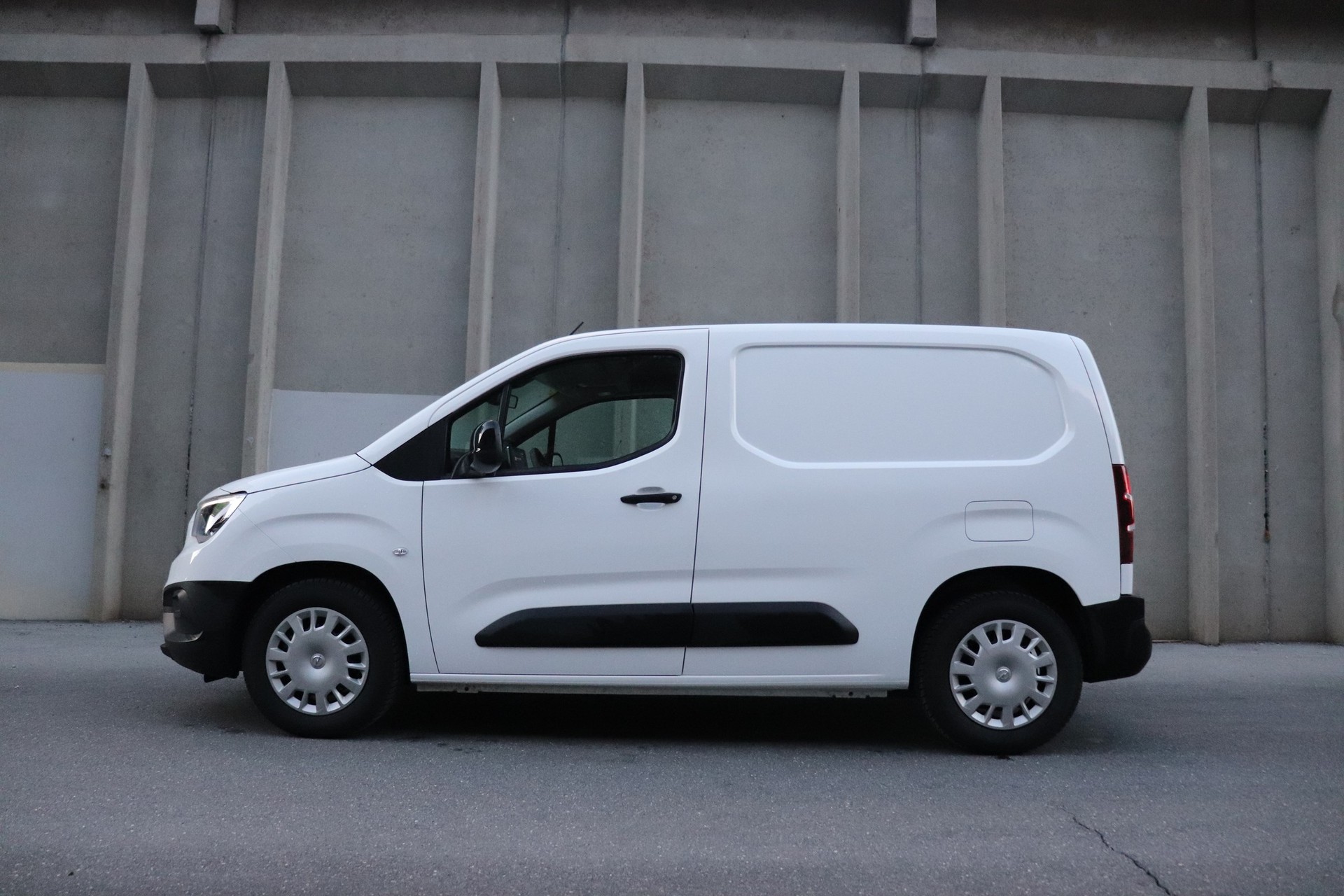 OPEL Combo-e Cargo Essentia-image-4