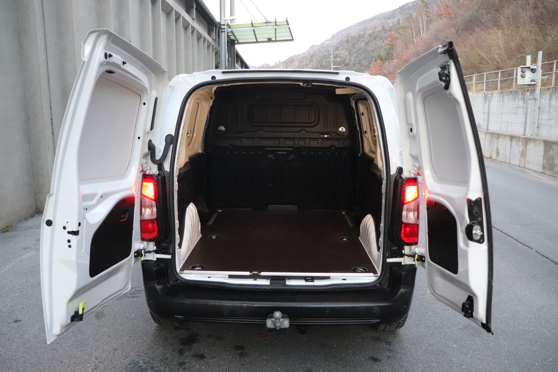 OPEL Combo-e Cargo Essentia-image-9