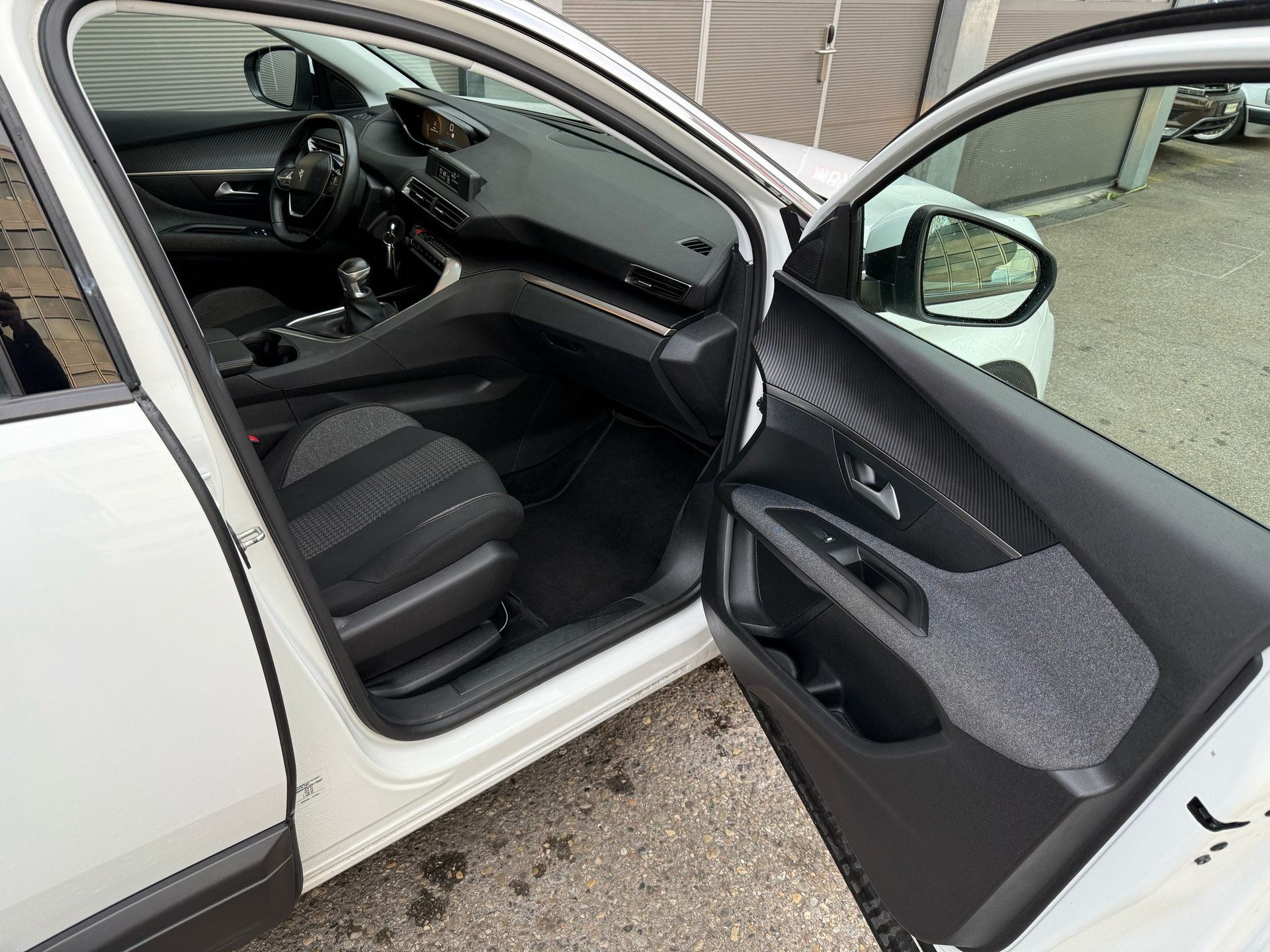 PEUGEOT 3008 1.2 PureTech Access-image-10