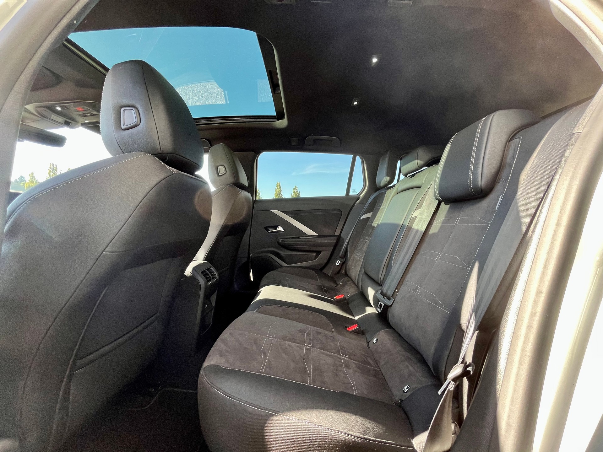 OPEL Astra Sports Tourer 1.2i Turbo Ultimate A-image-6