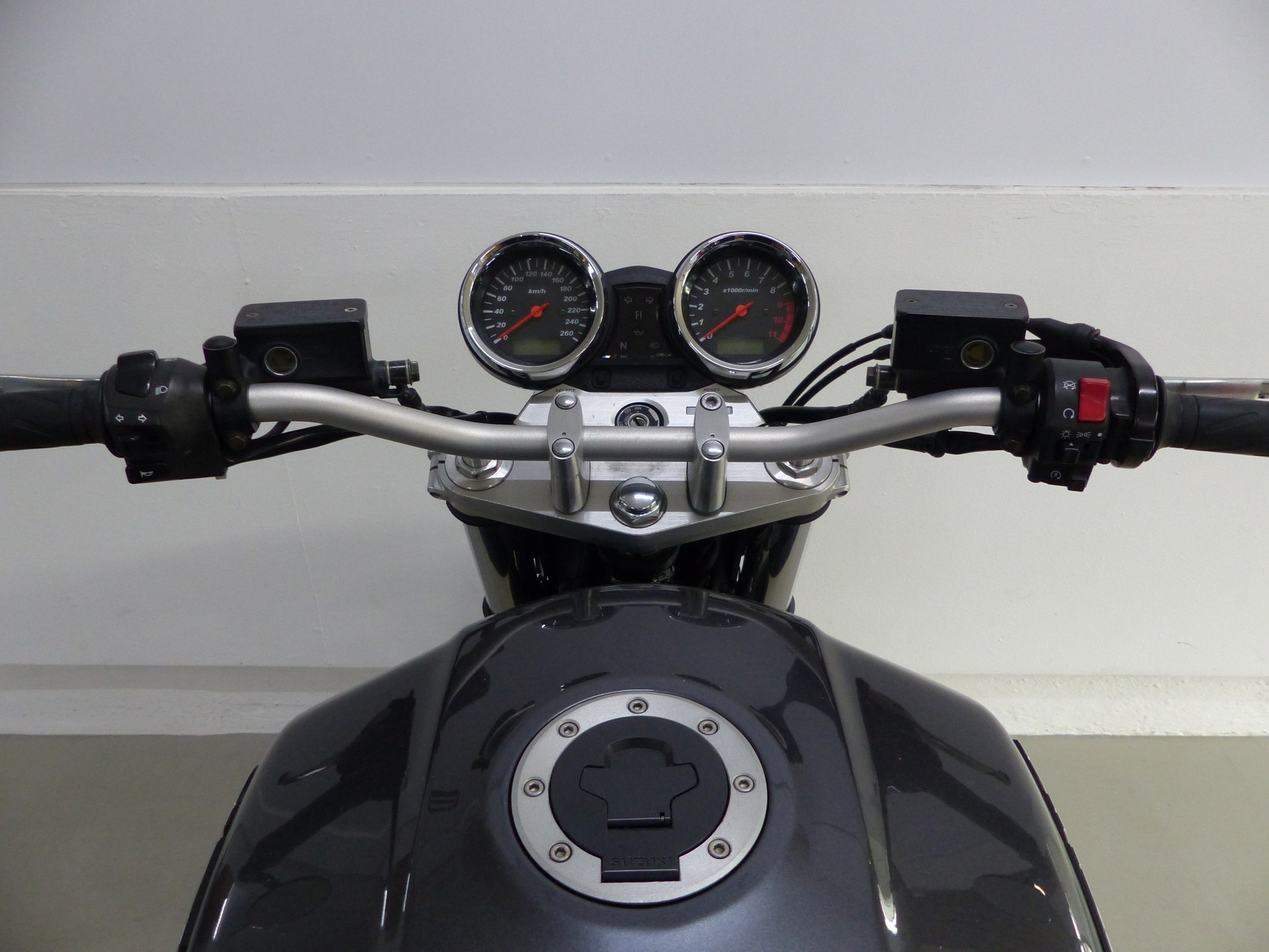 SUZUKI GSX 1400 K2 mit Zubehör-image-14