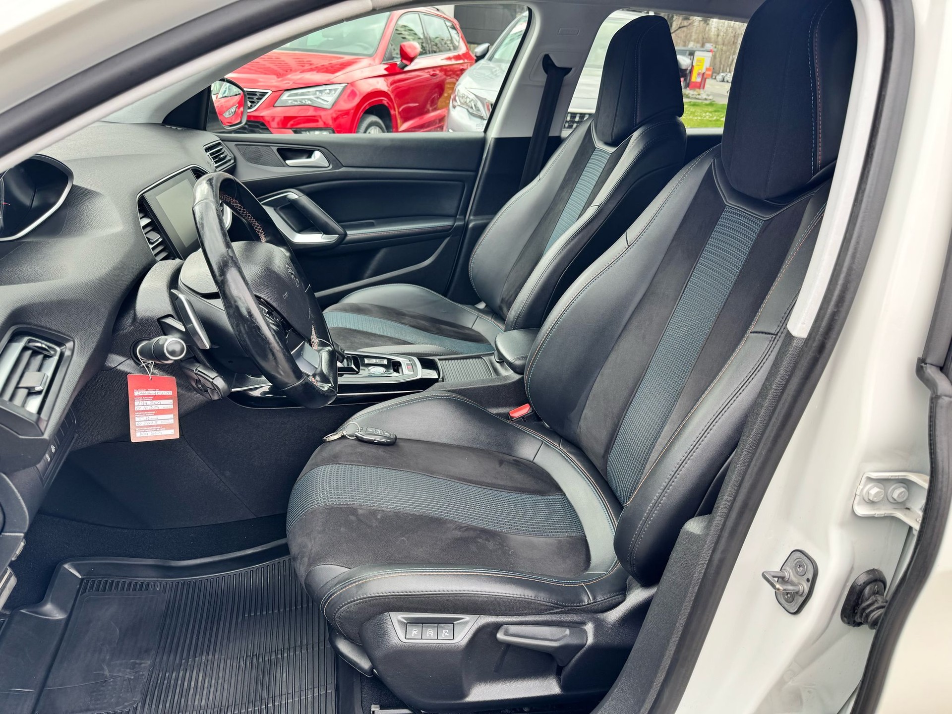PEUGEOT 308 1.2 Pure Tech Allure EAT8-image-3
