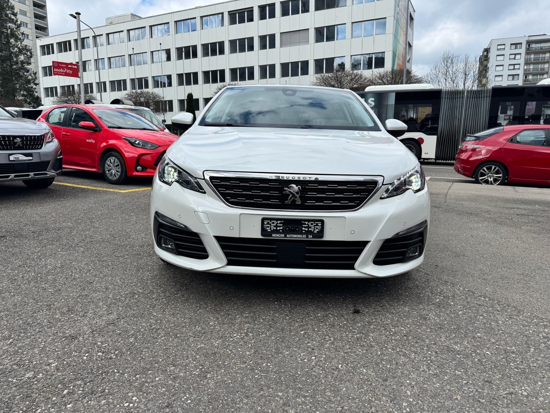 PEUGEOT 308 1.2 Pure Tech Allure EAT8-image-1