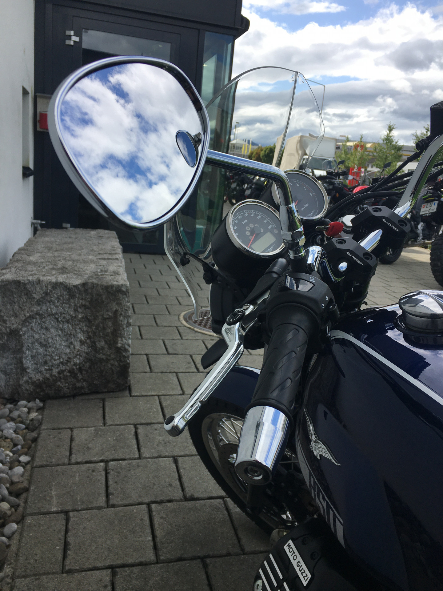 MOTO GUZZI V7 850 Special-image-4