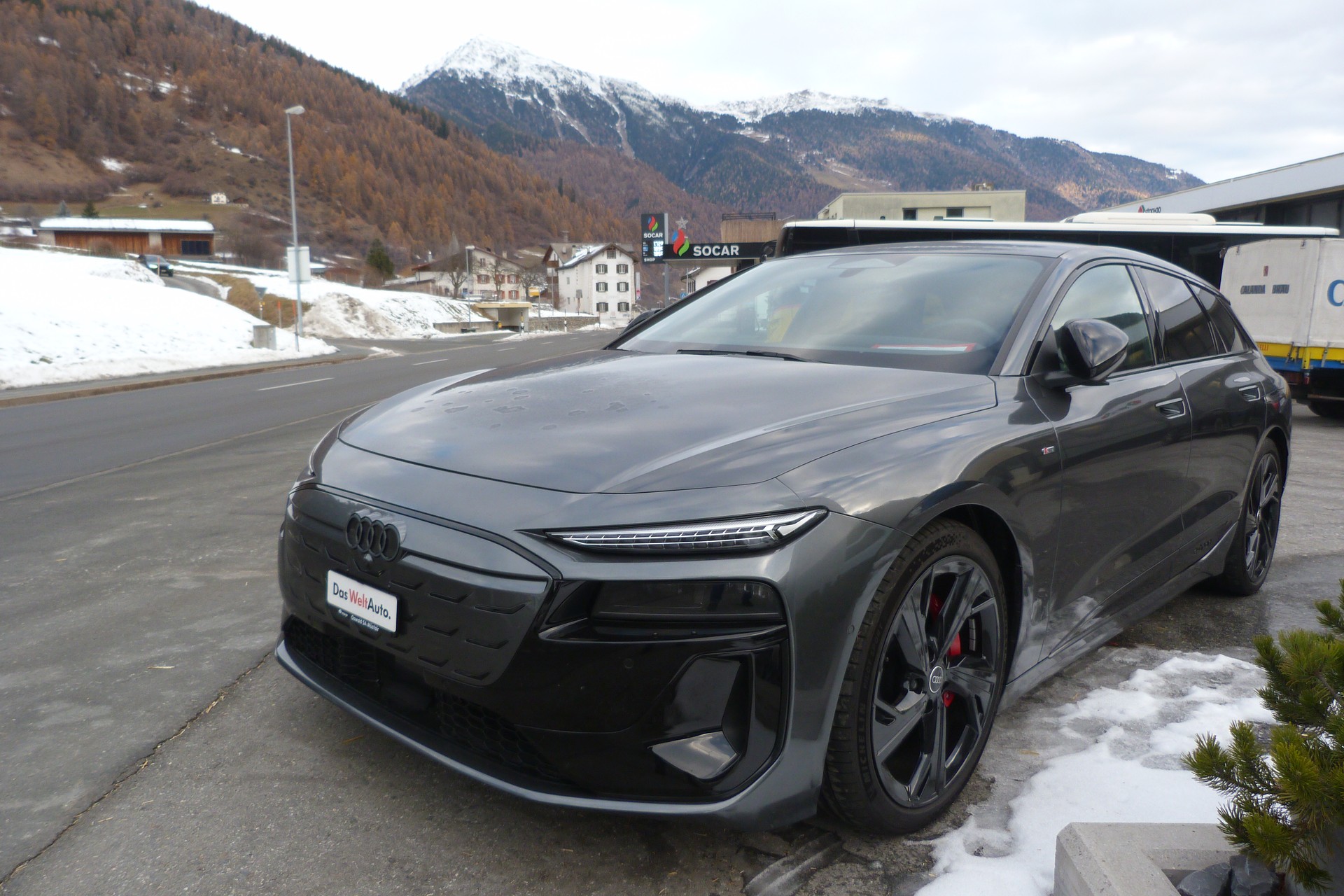 AUDI e-tron Avant quattro S line-image-1
