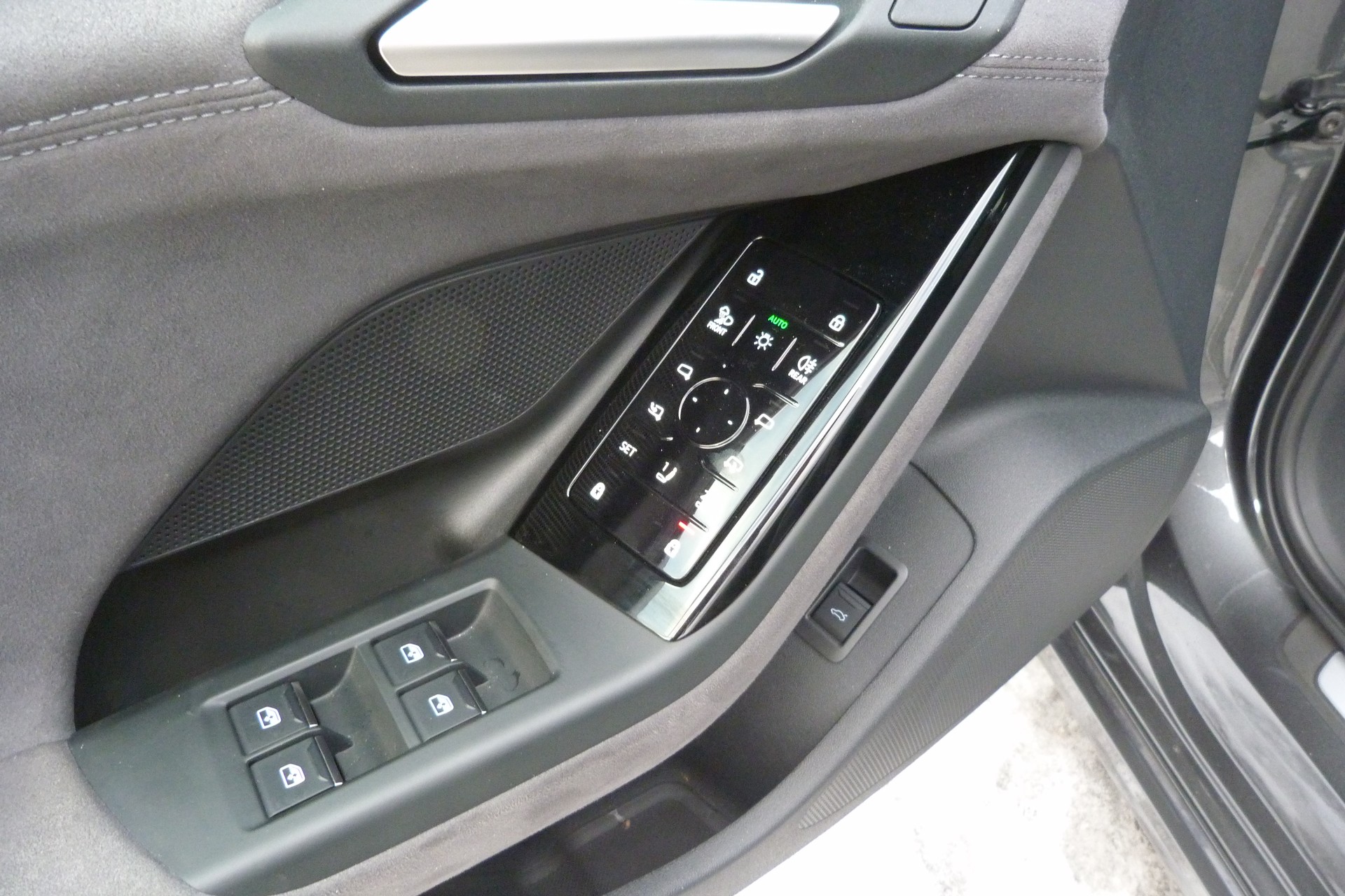 AUDI e-tron Avant quattro S line-image-5