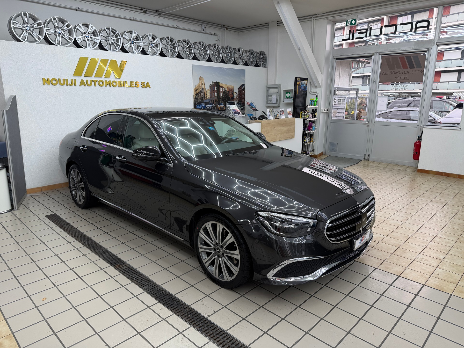 MERCEDES-BENZ E 220 d 4Matic Exclusive 9G-Tronic-showroom-element-2