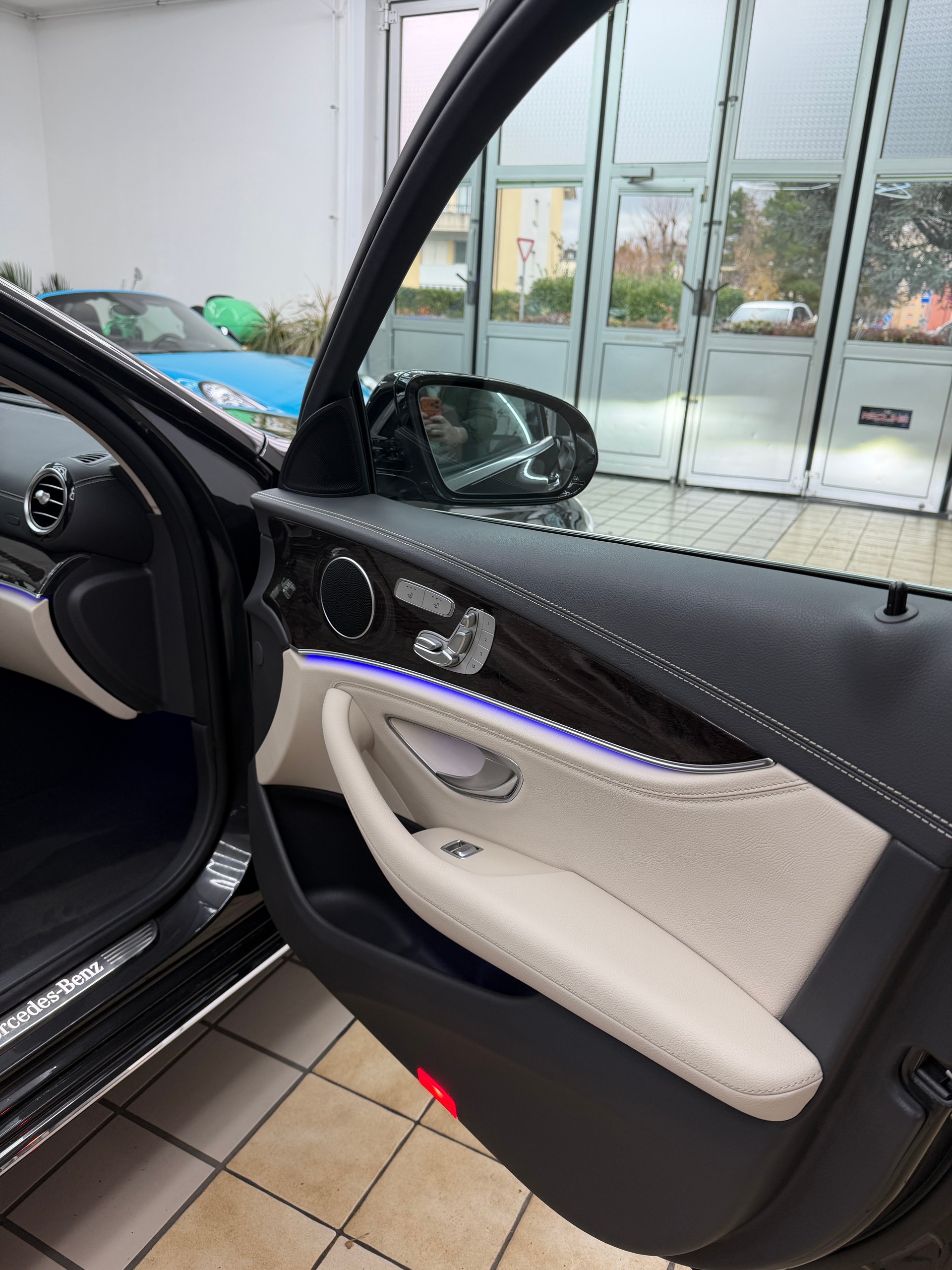 MERCEDES-BENZ E 220 d 4Matic Exclusive 9G-Tronic-image-10