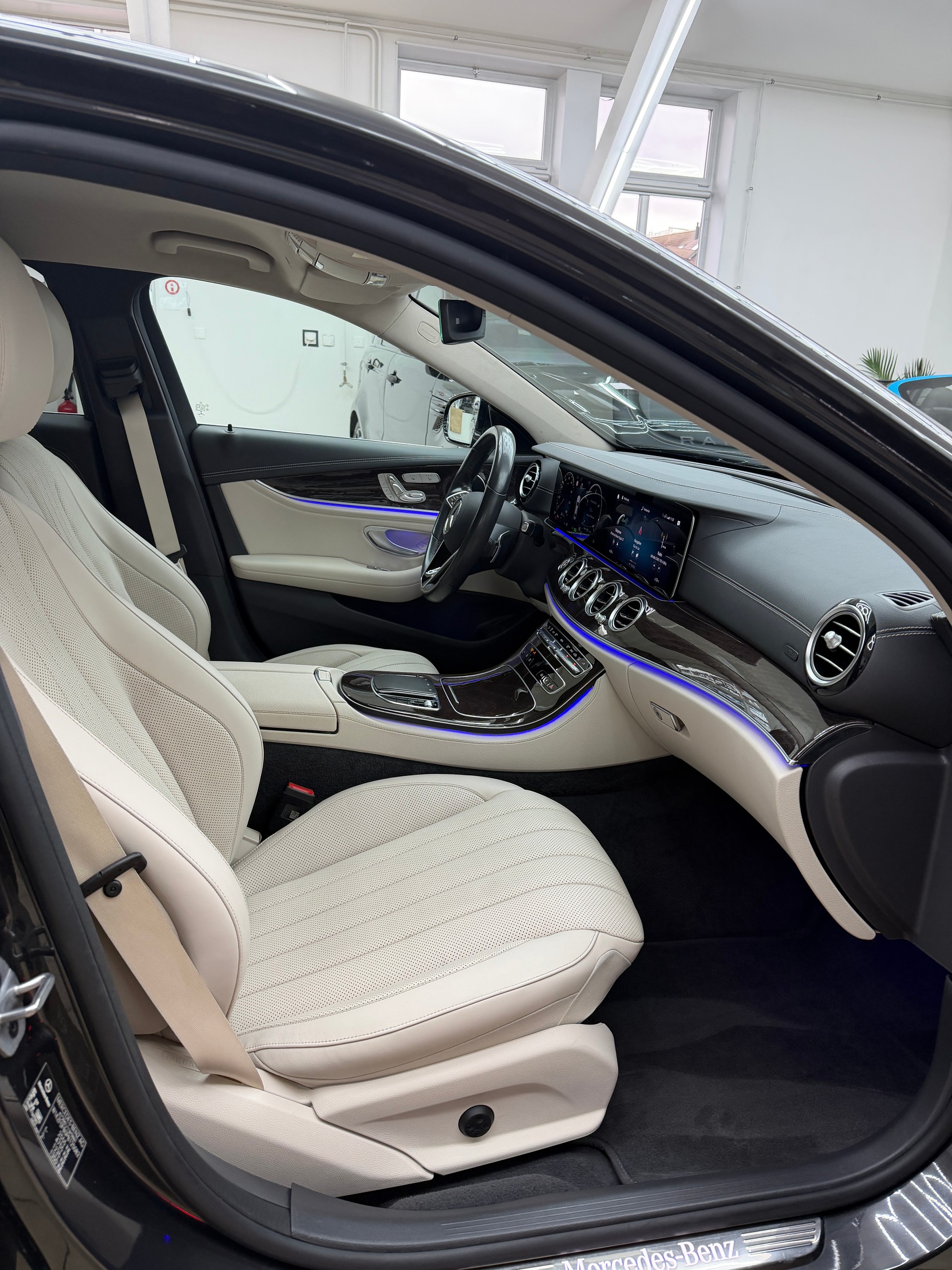 MERCEDES-BENZ E 220 d 4Matic Exclusive 9G-Tronic-image-11