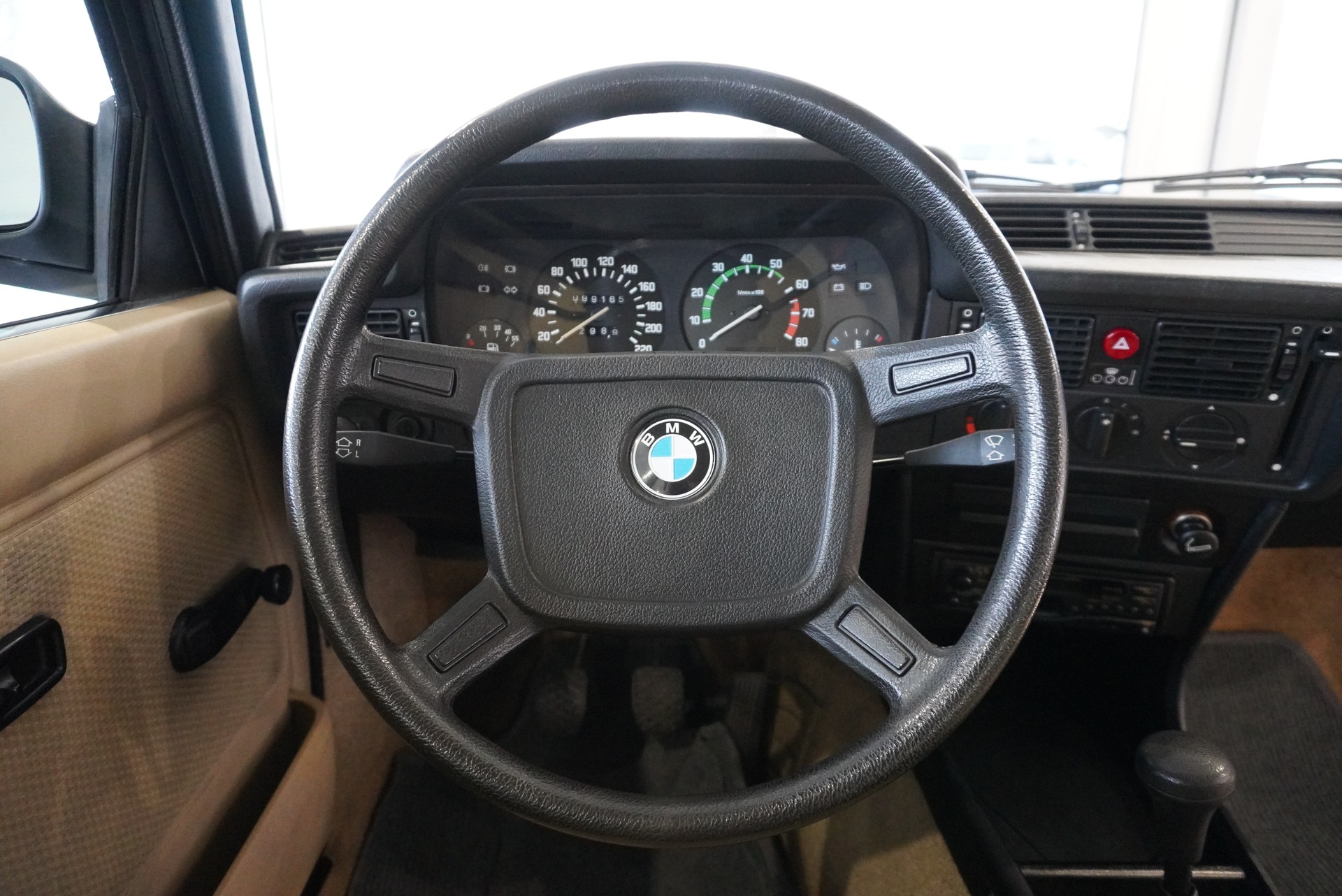 BMW 323i-image-10