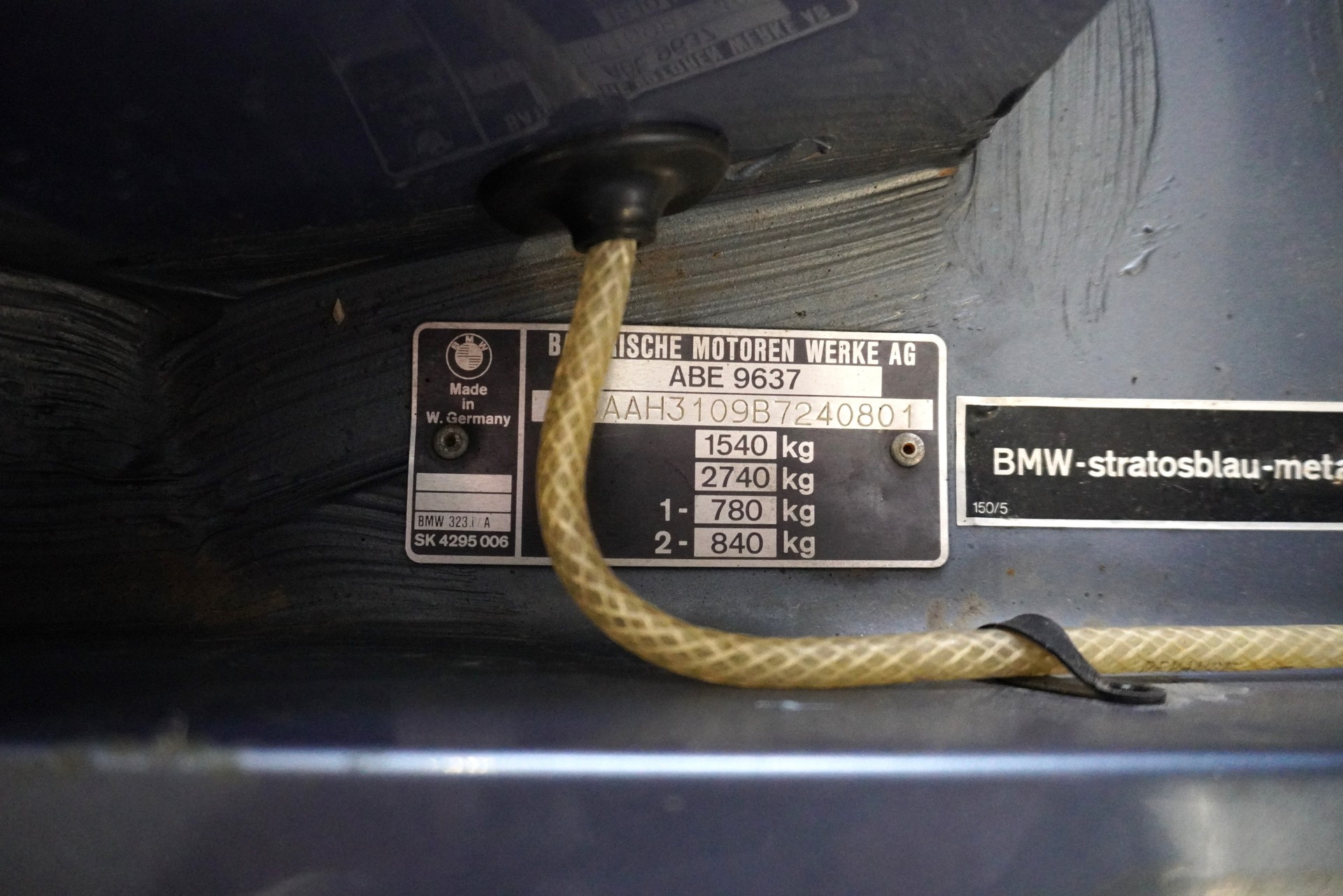 BMW 323i-image-24