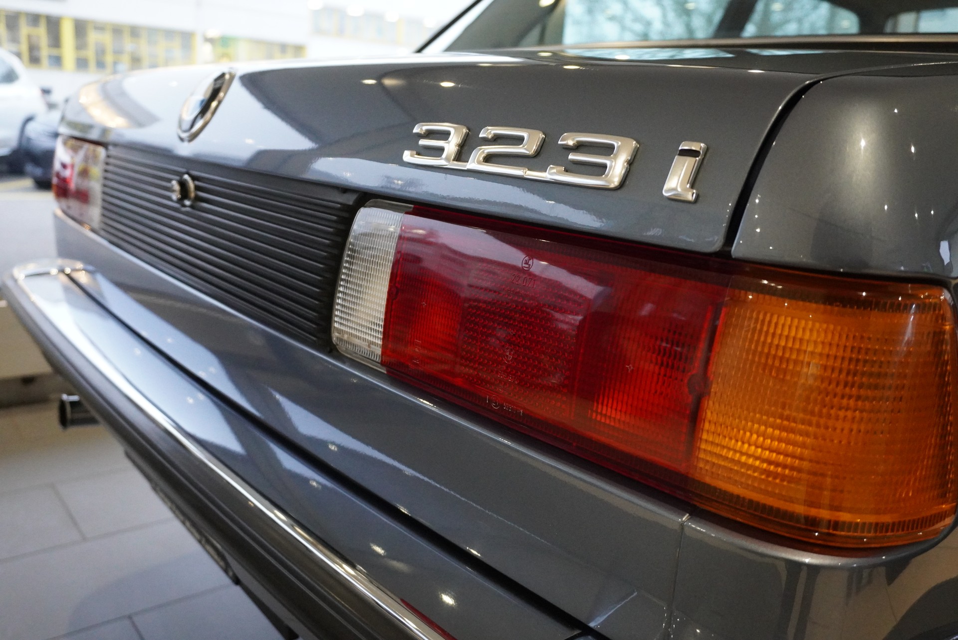 BMW 323i-image-29