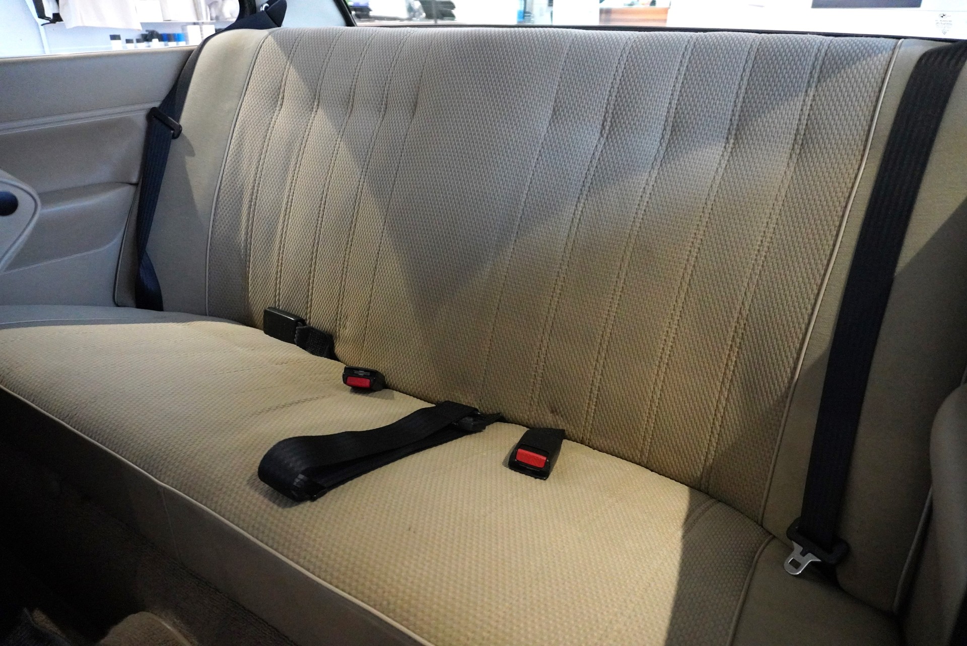 BMW 323i-image-16