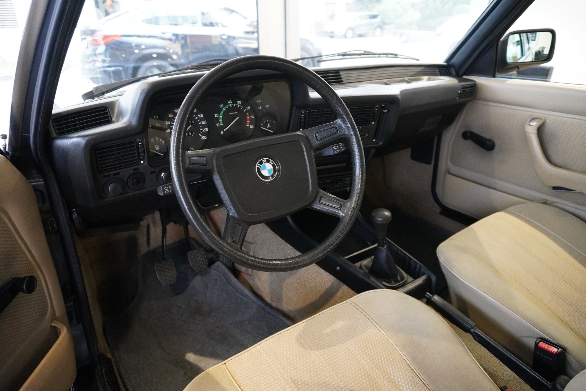 BMW 323i-image-11