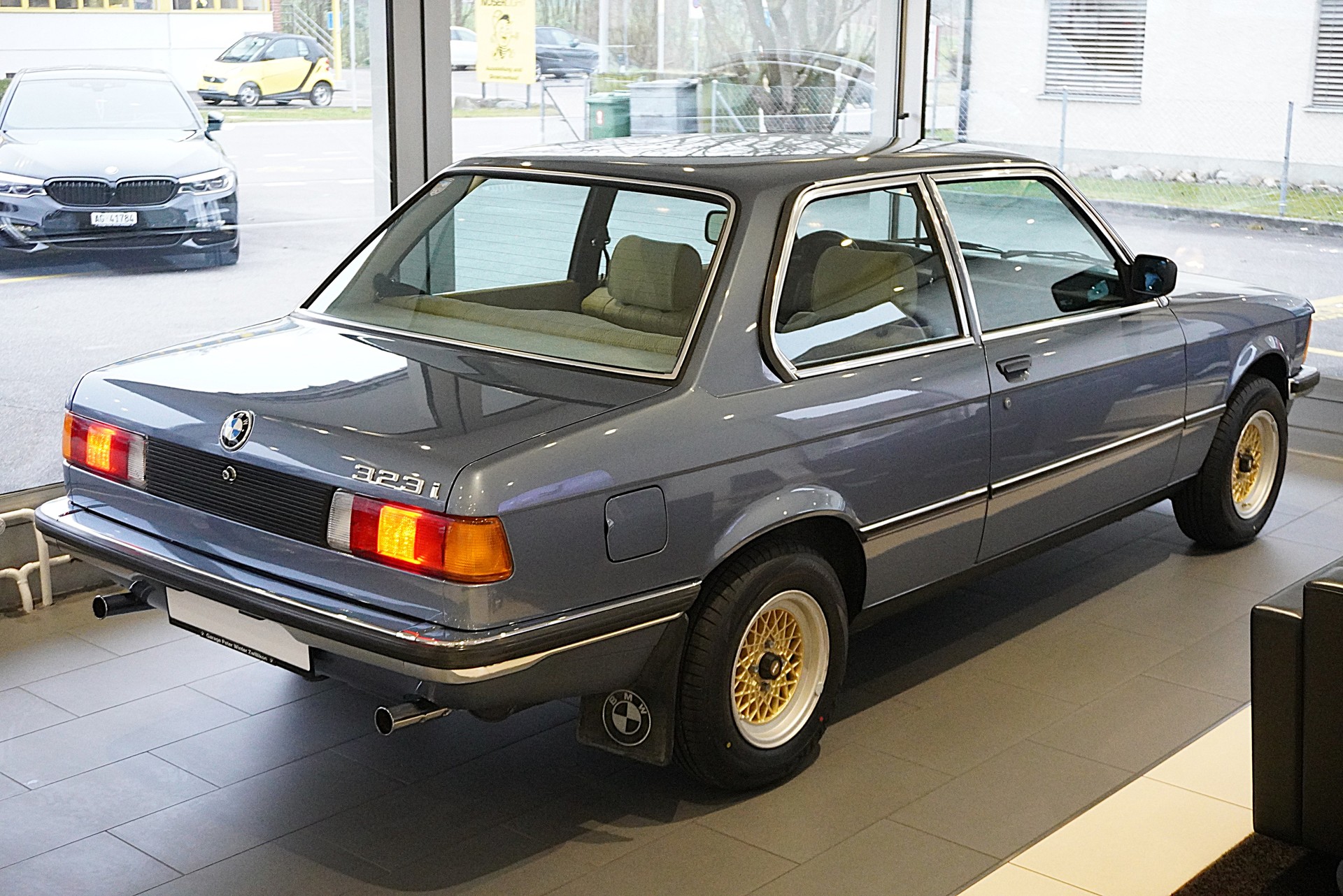 BMW 323i-image-4