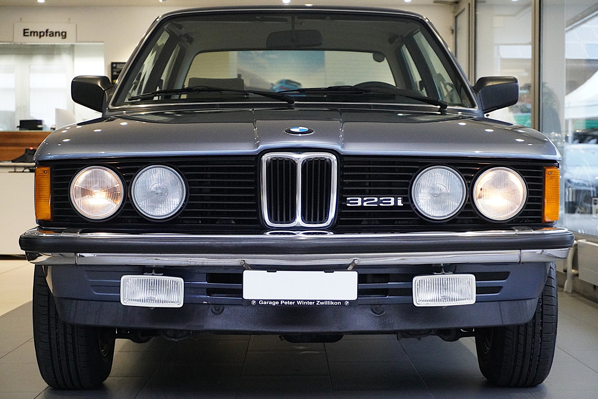 BMW 323i-showroom-element-1