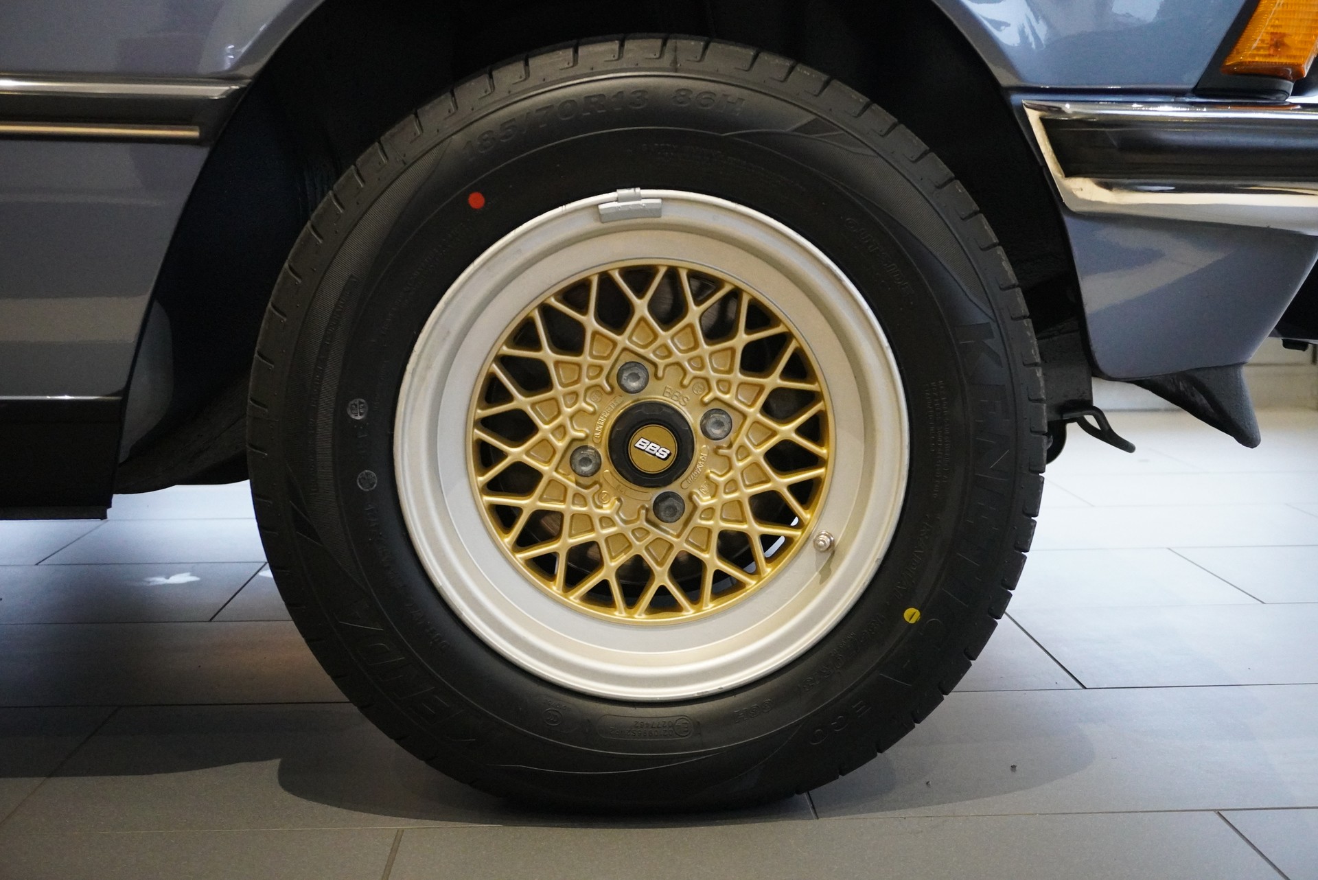 BMW 323i-image-6