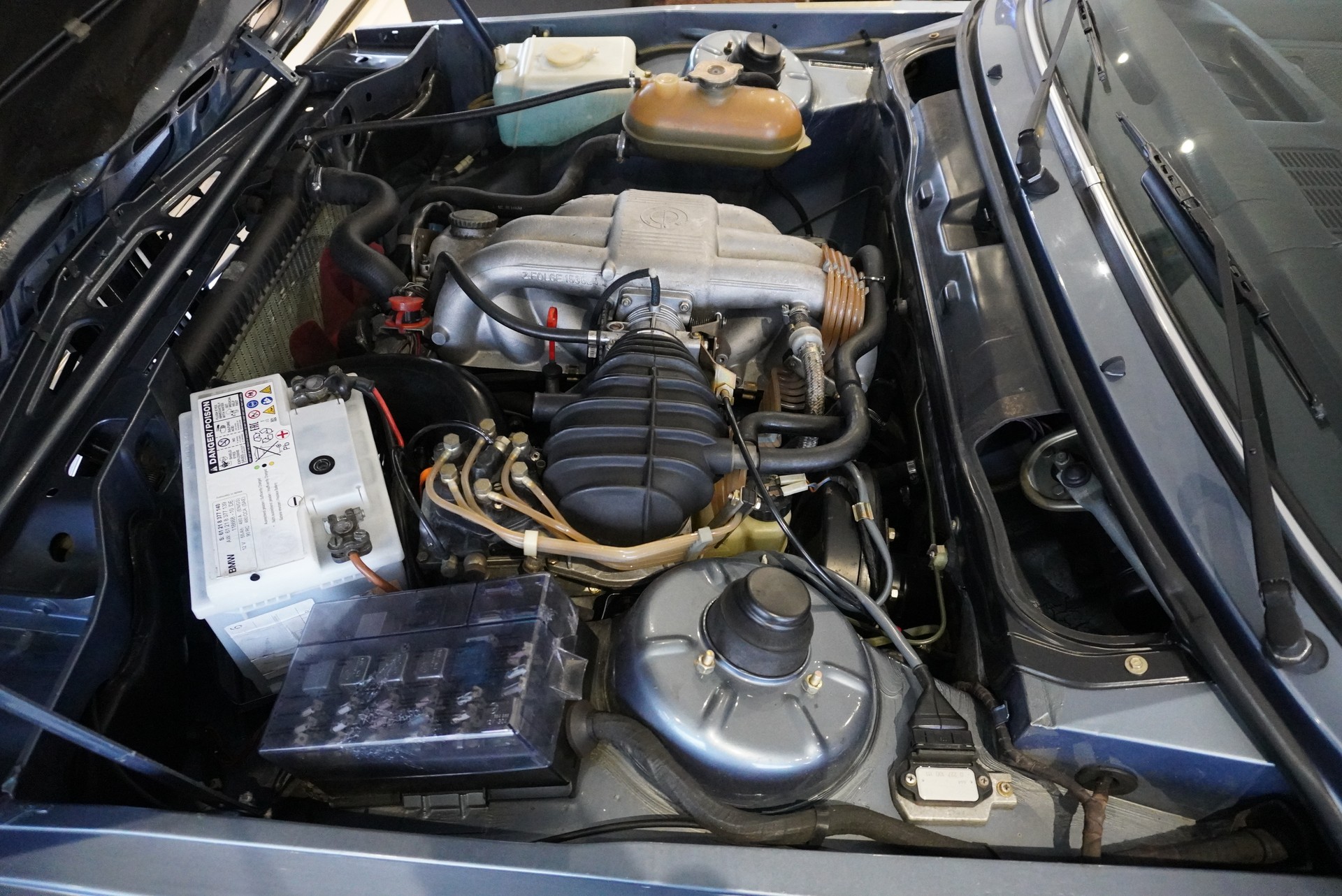 BMW 323i-image-21