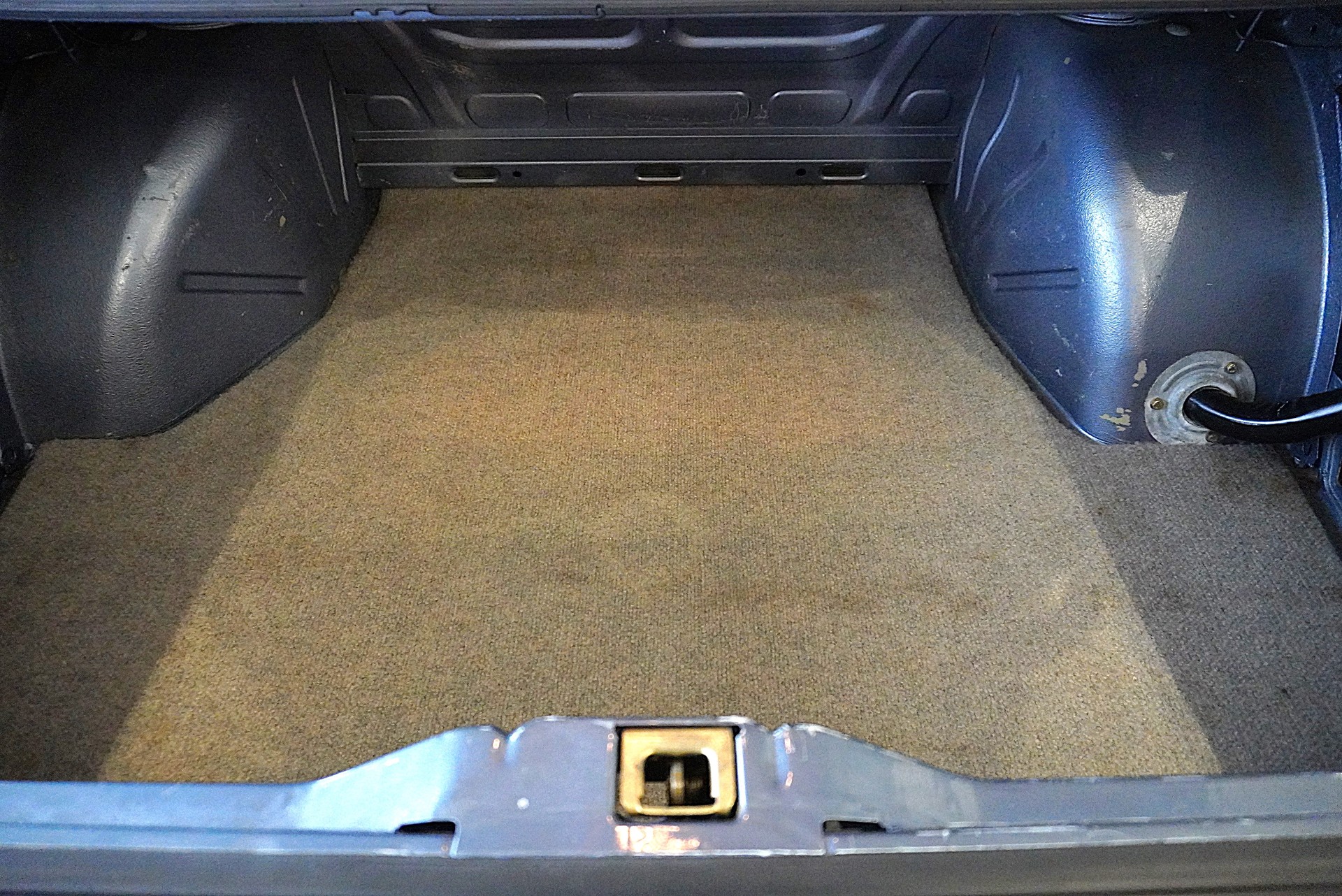 BMW 323i-image-15