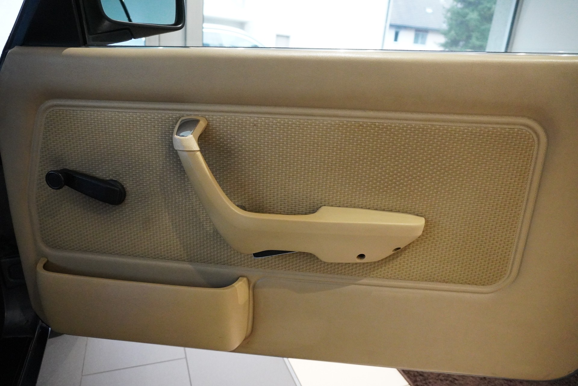BMW 323i-image-14