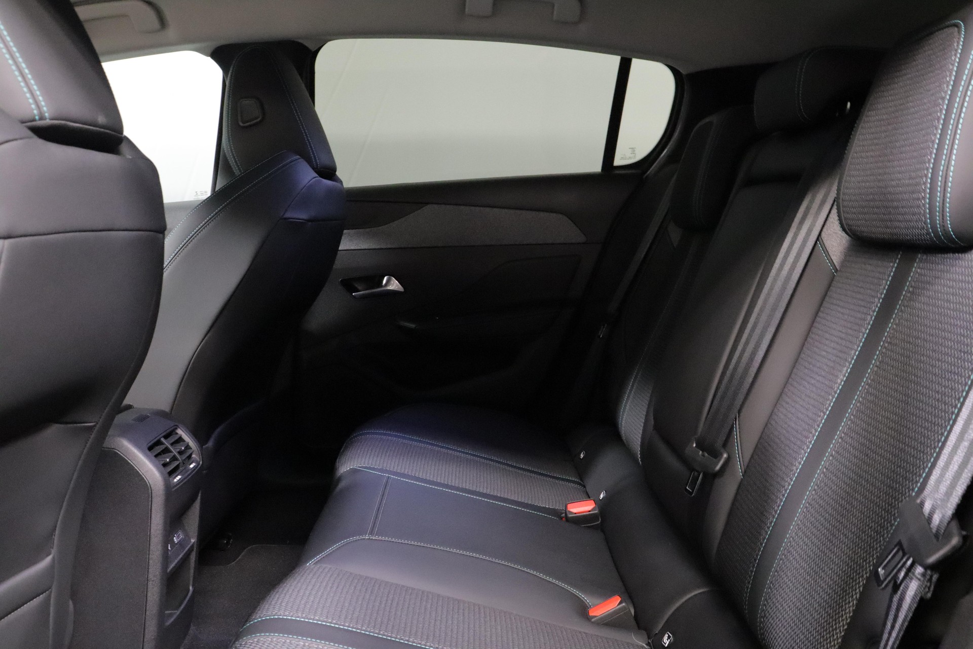 PEUGEOT 308 1.6 PHEV 180 Allure Pack-image-4